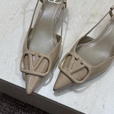 (配全套飞机盒)顶级版 Valentino 春夏经典款时尚气质女鞋 华伦天奴字母logo五金扣尖头低跟穆 (配全套飞机盒)顶级版 Valentino 春夏经典款时尚气质女鞋 华伦天奴字母logo五金扣尖头低跟穆
