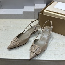(配全套飞机盒)顶级版 Valentino 春夏经典款时尚气质女鞋 华伦天奴字母logo五金扣尖头低跟穆 (配全套飞机盒)顶级版 Valentino 春夏经典款时尚气质女鞋 华伦天奴字母logo五金扣尖头低跟穆