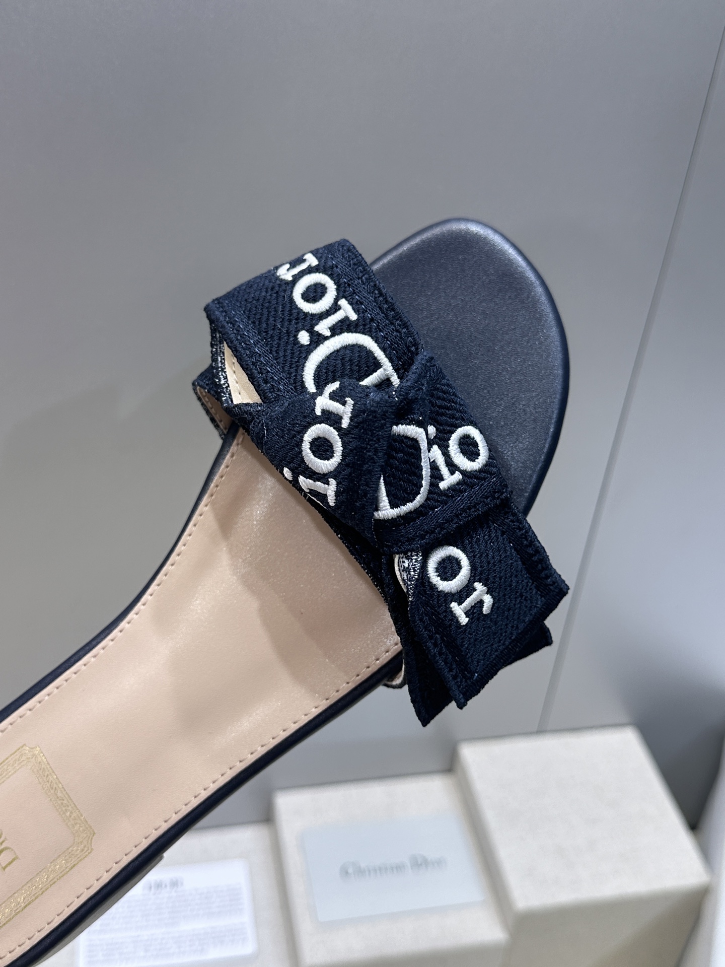 迪奥 Dior 2026 春夏新款J‘ADIOR织带系列粗跟蝴蝶结沙滩女鞋 CD字母logo提花刺绣平底