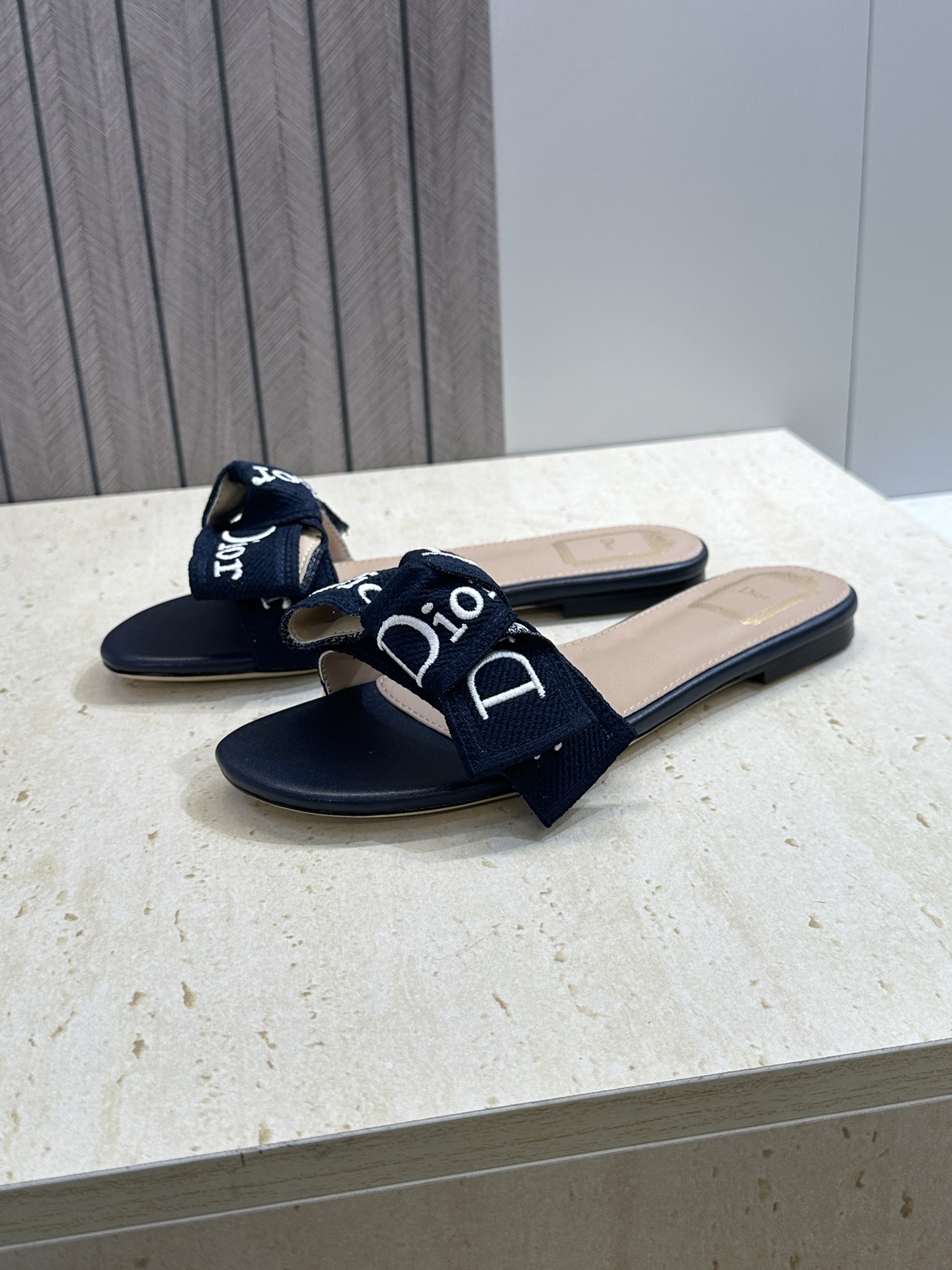 迪奥 Dior 2026 春夏新款J‘ADIOR织带系列粗跟蝴蝶结沙滩女鞋 CD字母logo提花刺绣平底