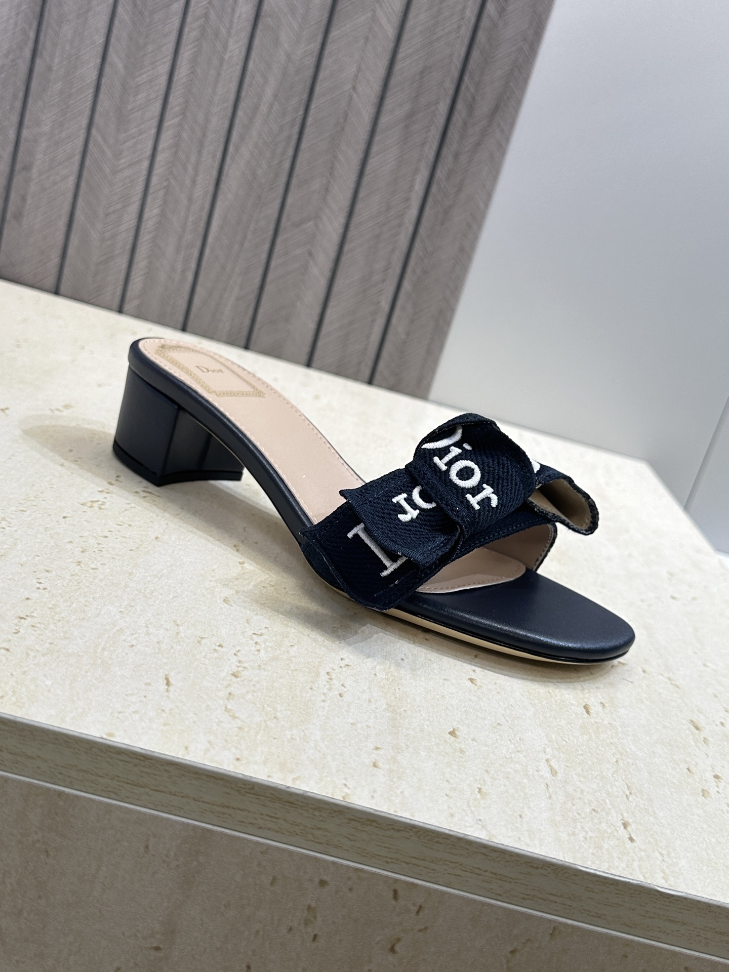 迪奥 Dior 2026 春夏新款J‘ADIOR织带系列粗跟蝴蝶结沙滩女鞋 CD字母logo提花刺绣平底