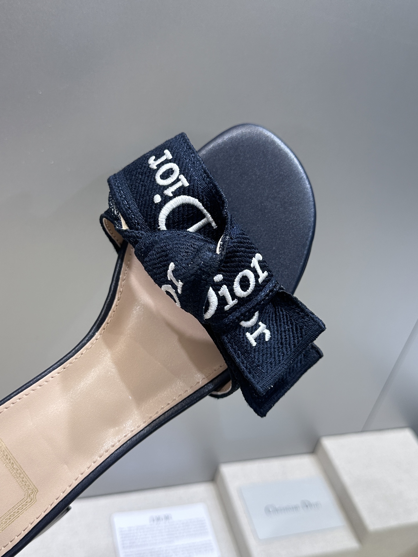 迪奥 Dior 2026 春夏新款J‘ADIOR织带系列粗跟蝴蝶结沙滩女鞋 CD字母logo提花刺绣平底