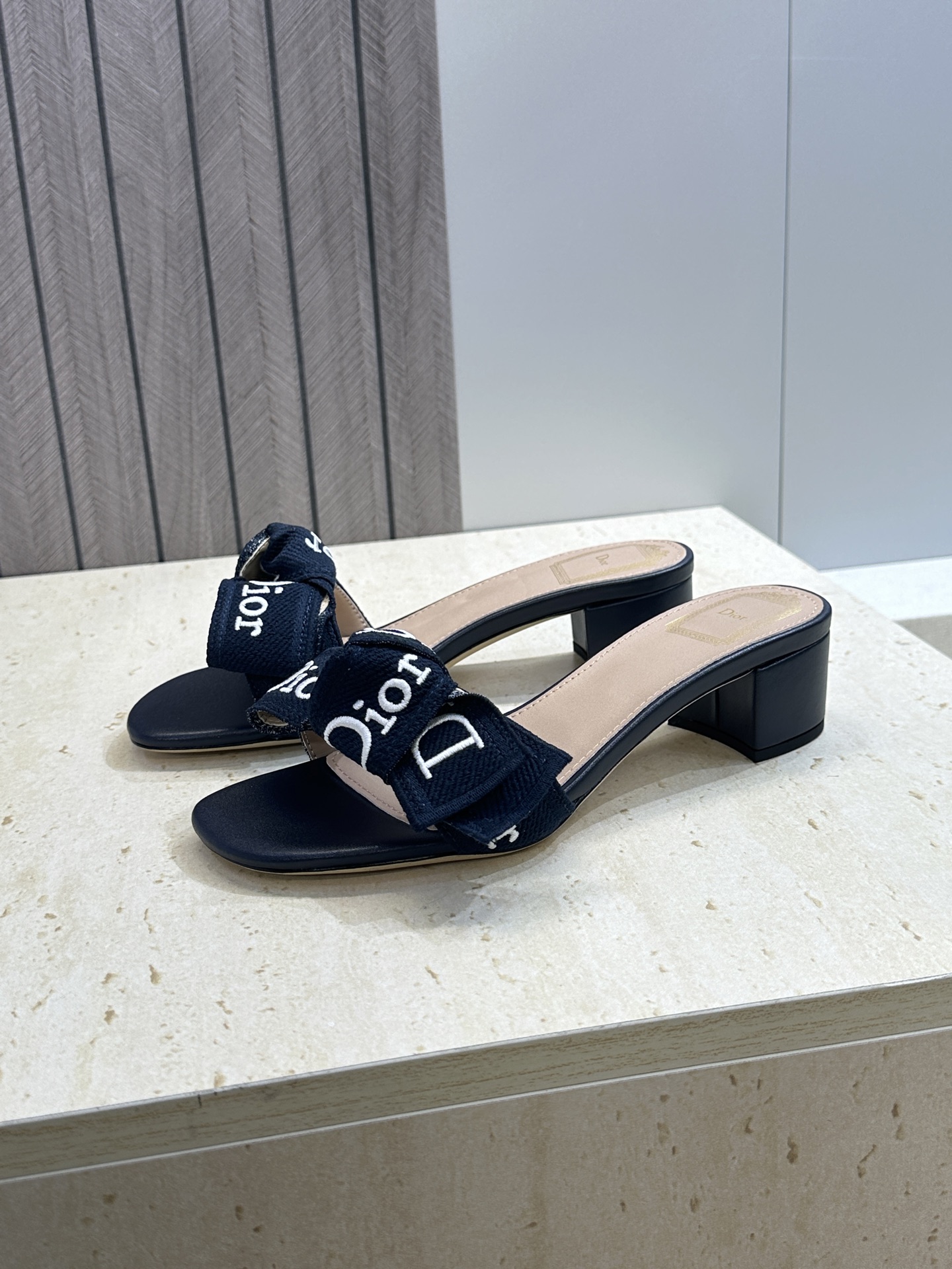 迪奥 Dior 2026 春夏新款J‘ADIOR织带系列粗跟蝴蝶结沙滩女鞋 CD字母logo提花刺绣平底