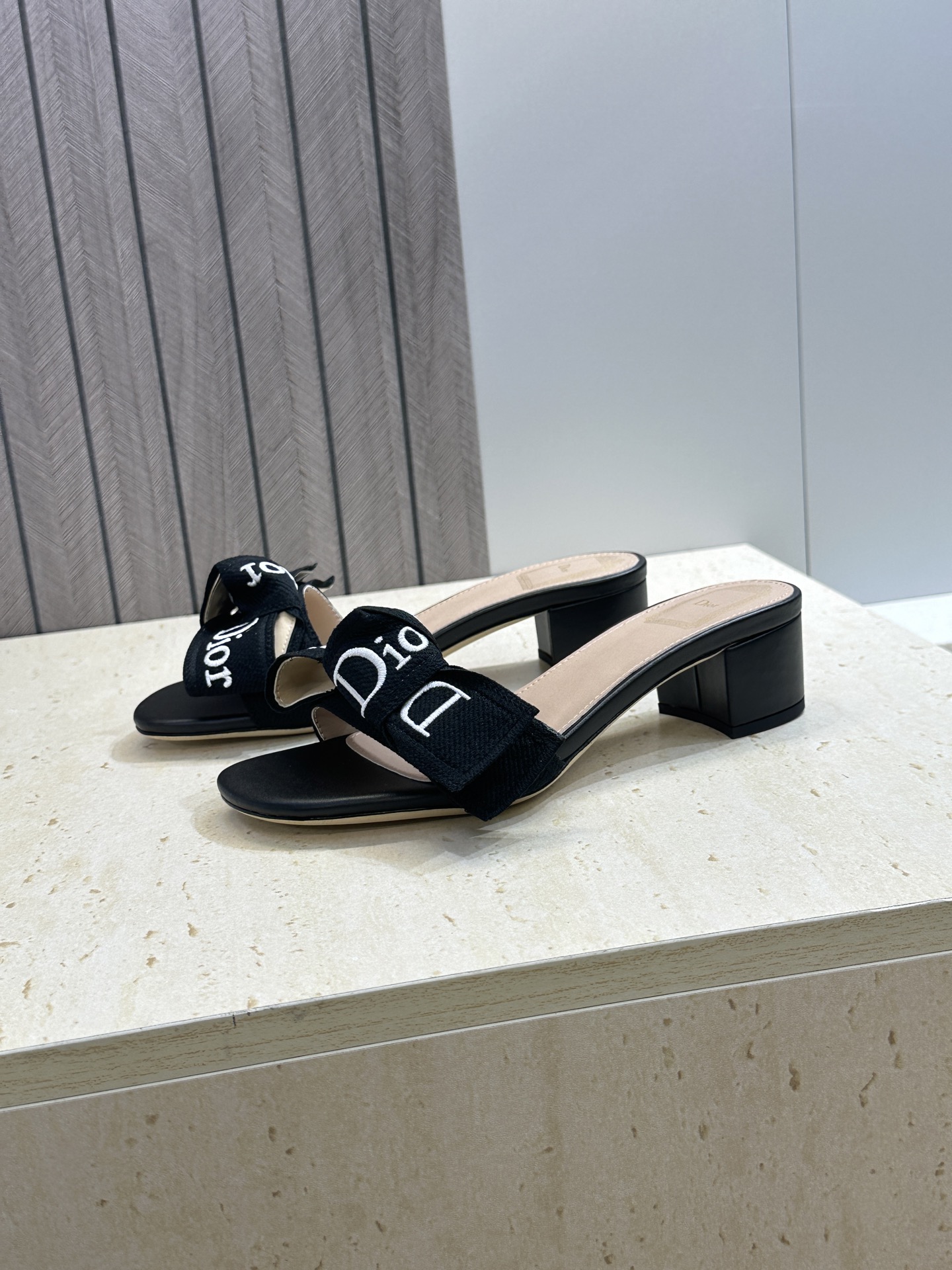 迪奥 Dior 2026 春夏新款J‘ADIOR织带系列粗跟蝴蝶结沙滩女鞋 CD字母logo提花刺绣平底