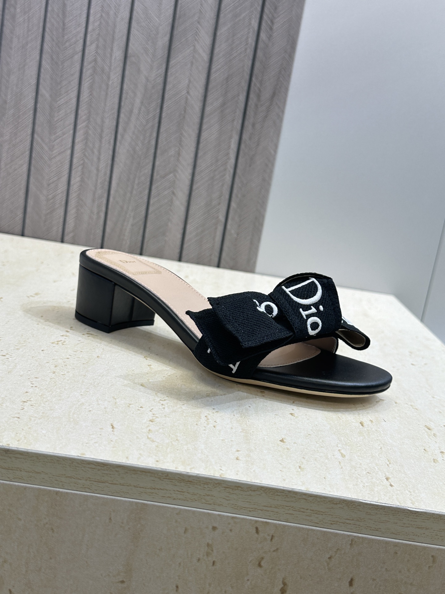 迪奥 Dior 2026 春夏新款J‘ADIOR织带系列粗跟蝴蝶结沙滩女鞋 CD字母logo提花刺绣平底