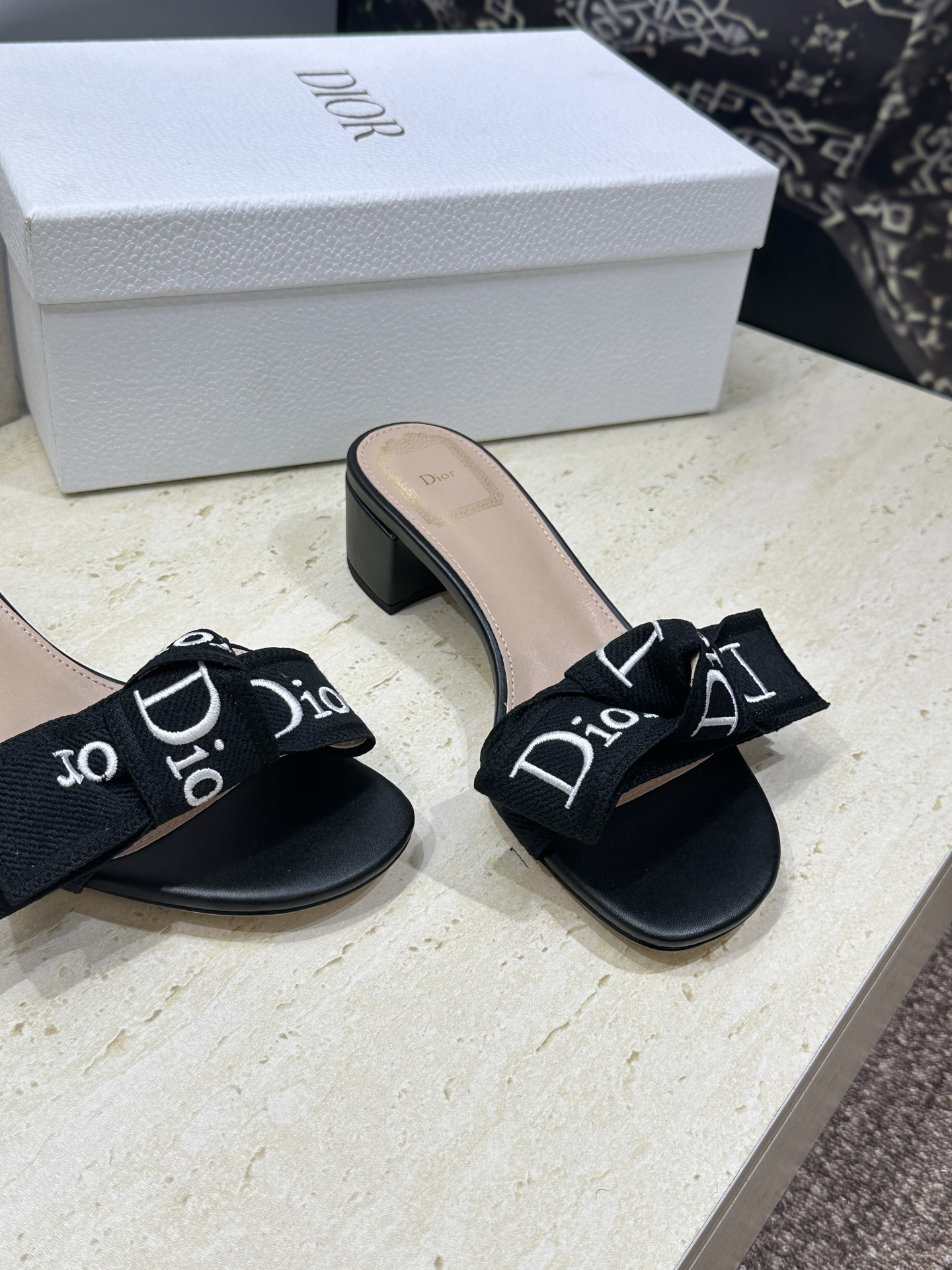 迪奥 Dior 2026 春夏新款J‘ADIOR织带系列粗跟蝴蝶结沙滩女鞋 CD字母logo提花刺绣平底