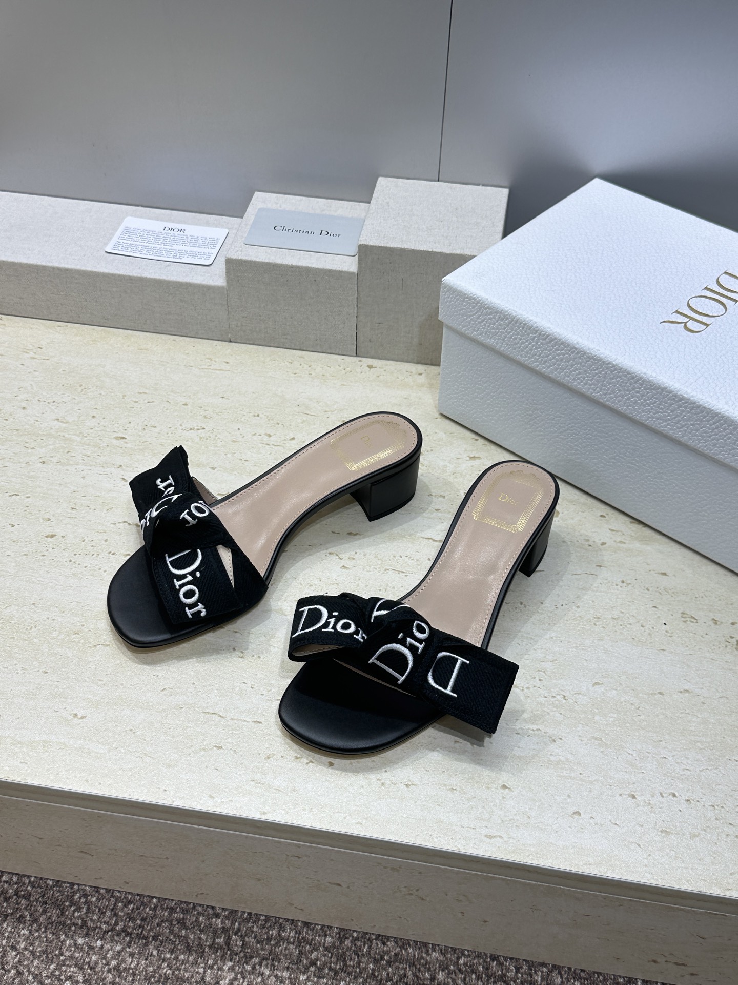 迪奥 Dior 2026 春夏新款J‘ADIOR织带系列粗跟蝴蝶结沙滩女鞋 CD字母logo提花刺绣平底