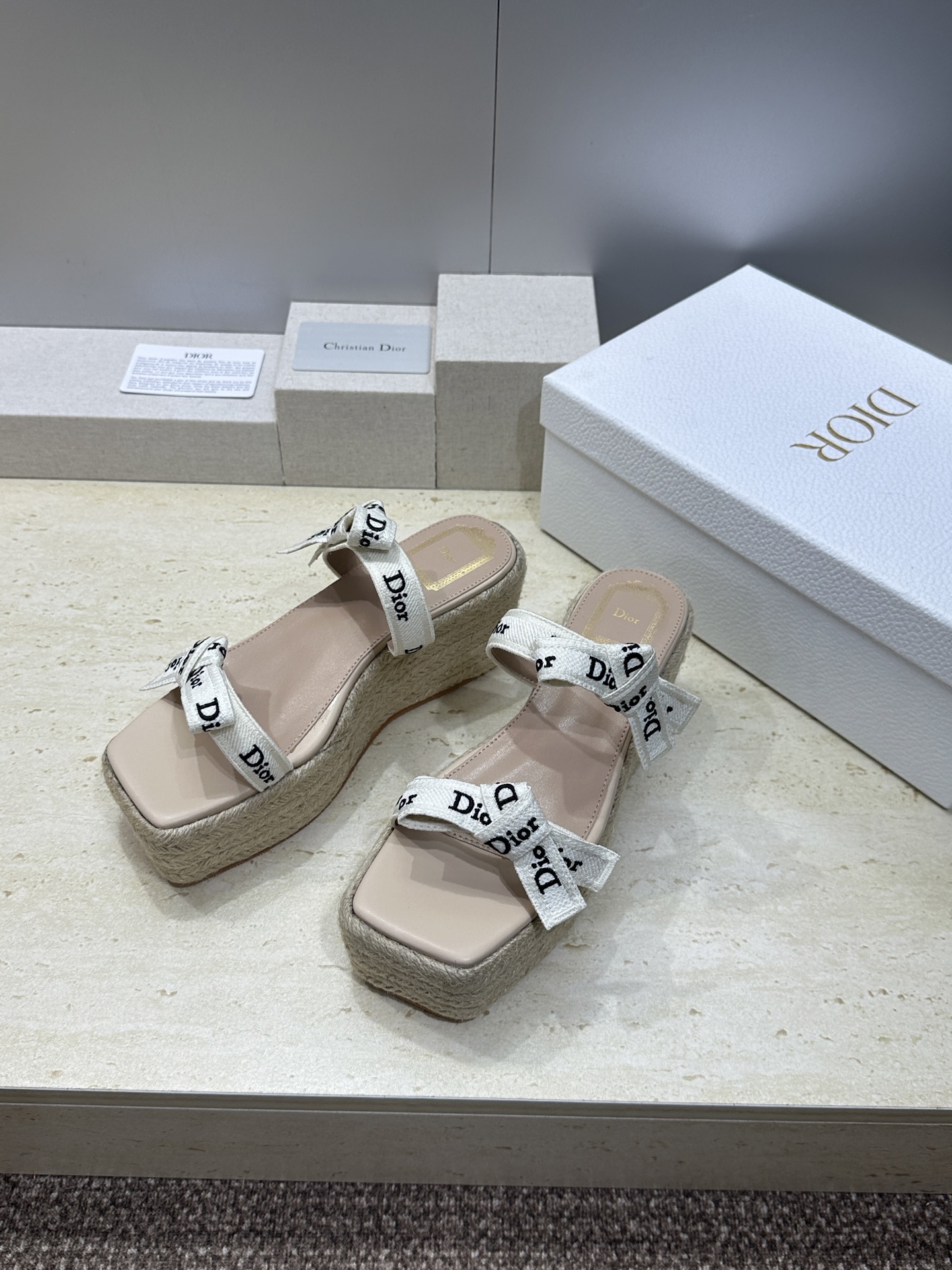 迪奥 Dior 2026 春夏新款J‘ADIOR织带系列坡跟蝴蝶结沙滩女鞋 CD字母logo提花刺绣厚底