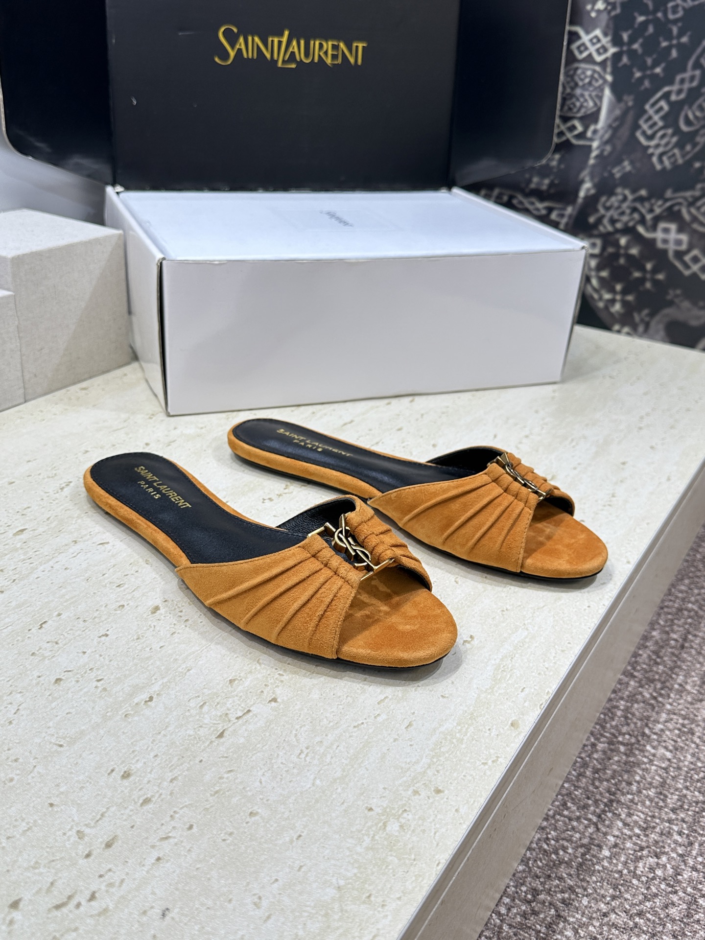NO:884098,/Sheep (with a complete set of airplane cases) Top version of SAINT LAURENT PARIS Yves Saint Laurent 2026 spring and summer new leopard print flat women's shoes YSL letter logo hardware buckle star same style round toe flip-flops open toe sandals Material: upper imported wrinkled patent sheepskin/imported sheepskin/imported mixed sheepskin/imported silk+water-dyed sheepskin lining+Italian leather outsole  Size: 35-44 (40.41.42.43.44 customized, non-returnable), slippers, saint laurent, saint laurent, saint laurent, slippers, sheepskin, real silk, sheep, Leather soles19860909/羊猄(配全套飞机盒) 顶级版 SAINT LAURENT PARIS 圣罗兰2026春夏新款豹纹平底女鞋 YSL字母logo五金扣明星同款圆头一字拖露趾凉拖鞋 材质:鞋面进口皱漆羊皮/进口羊猄皮/进口混种羊皮/进口真丝+水染羊皮里+意大利真皮大底 Size:35-44(40.41.42.43.44订做不退换),拖鞋,saint laurent,saint laurent,saint laurent,slippers,sheepskin,real silk,sheep,Leather soles,Women's Shoes
