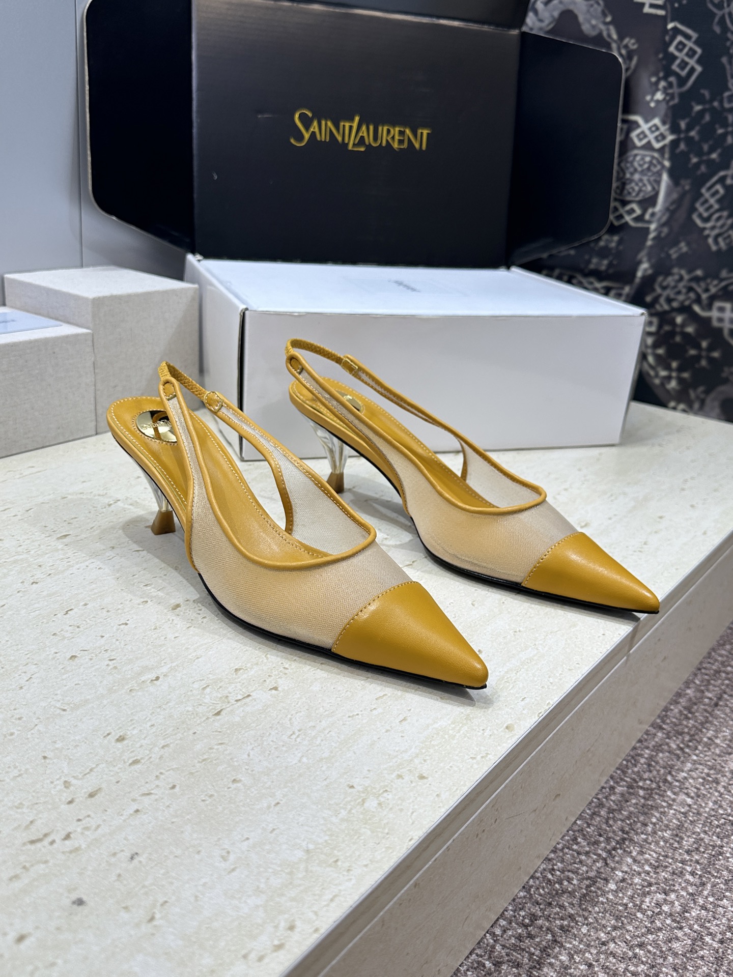 NO:884089,(With a complete set of airplane cases) Top version of SAINT LAURENT PARIS Saint Laurent 2026 spring and summer new crystal heel pointed toe women's shoes YSL letter logo star same style color matching mid-heeled back empty sandals Material: imported calfskin upper/environmentally friendly breathable mesh cloth/imported silk fabric + water-dyed sheepskin lining + Italian genuine leather outsole Heel height: 5.5CM Size: 35-40 (40 customized items are not returnable), sandals, saint  laurent,saint laurent,saint laurent,sandals,cowhide,sheepskin,real silk,Leather soles19860909(配全套飞机盒) 顶级版 SAINT LAURENT PARIS 圣罗兰2026春夏新款水晶跟尖头女鞋 YSL字母logo明星同款拼色中跟后空凉鞋 材质:鞋面进口小牛皮/环保透气网眼布/进口真丝面料+水染羊皮里+意大利真皮大底 跟高:5.5CM Size:35-40(40订做不退换),凉鞋,saint laurent,saint laurent,saint laurent,sandals,cowhide,sheepskin,real silk,Leather soles,Women's Shoes