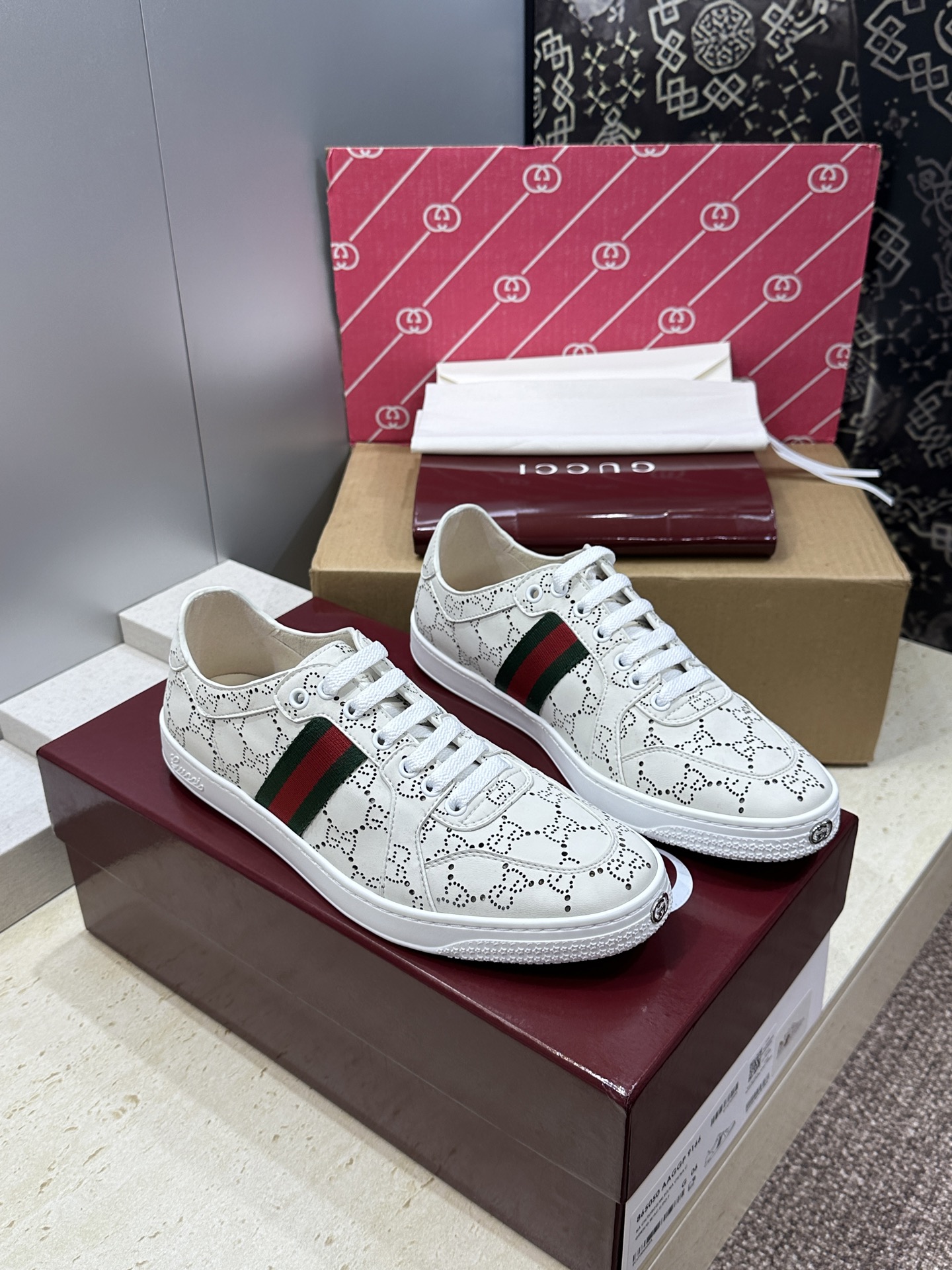 (配全套飞机盒)Gucci 古驰 2026春夏情侣新款系带冲孔休闲运动鞋 G家字母logo拼色平底就圆头
