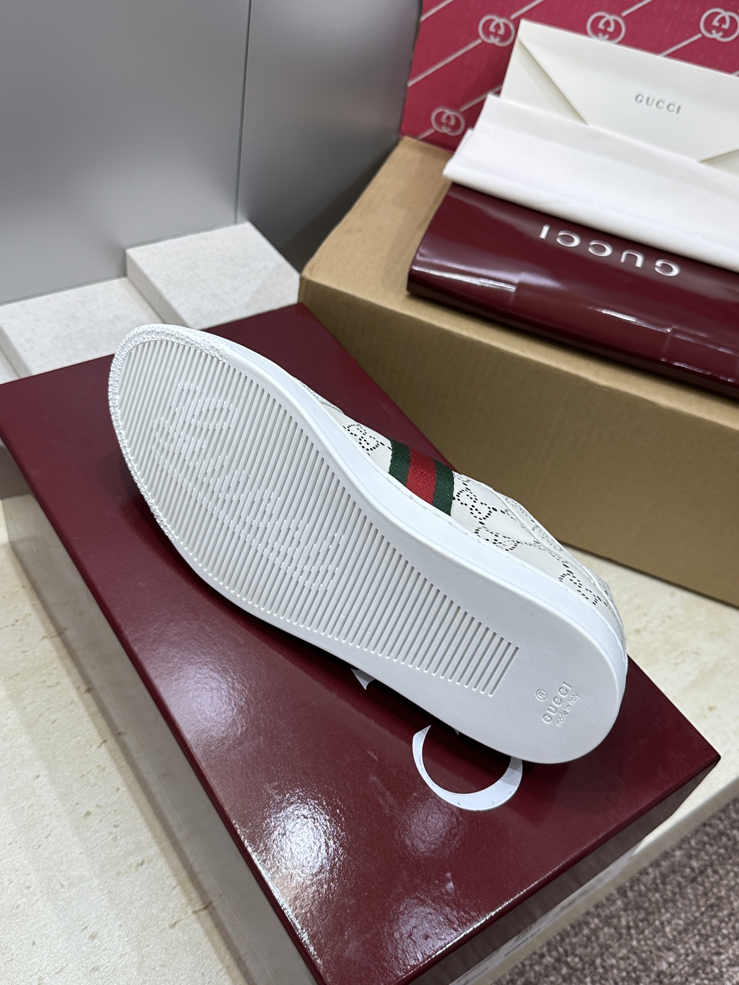 (配全套飞机盒)Gucci 古驰 2026春夏情侣新款系带冲孔休闲运动鞋 G家字母logo拼色平底就圆头
