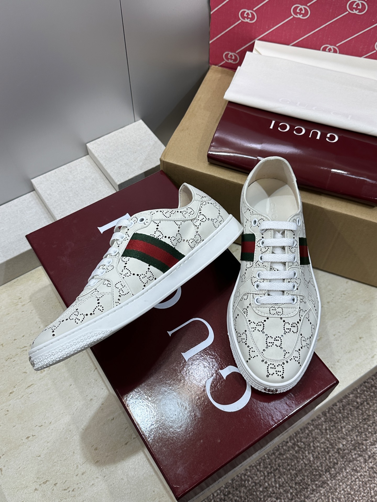 (配全套飞机盒)Gucci 古驰 2026春夏情侣新款系带冲孔休闲运动鞋 G家字母logo拼色平底就圆头