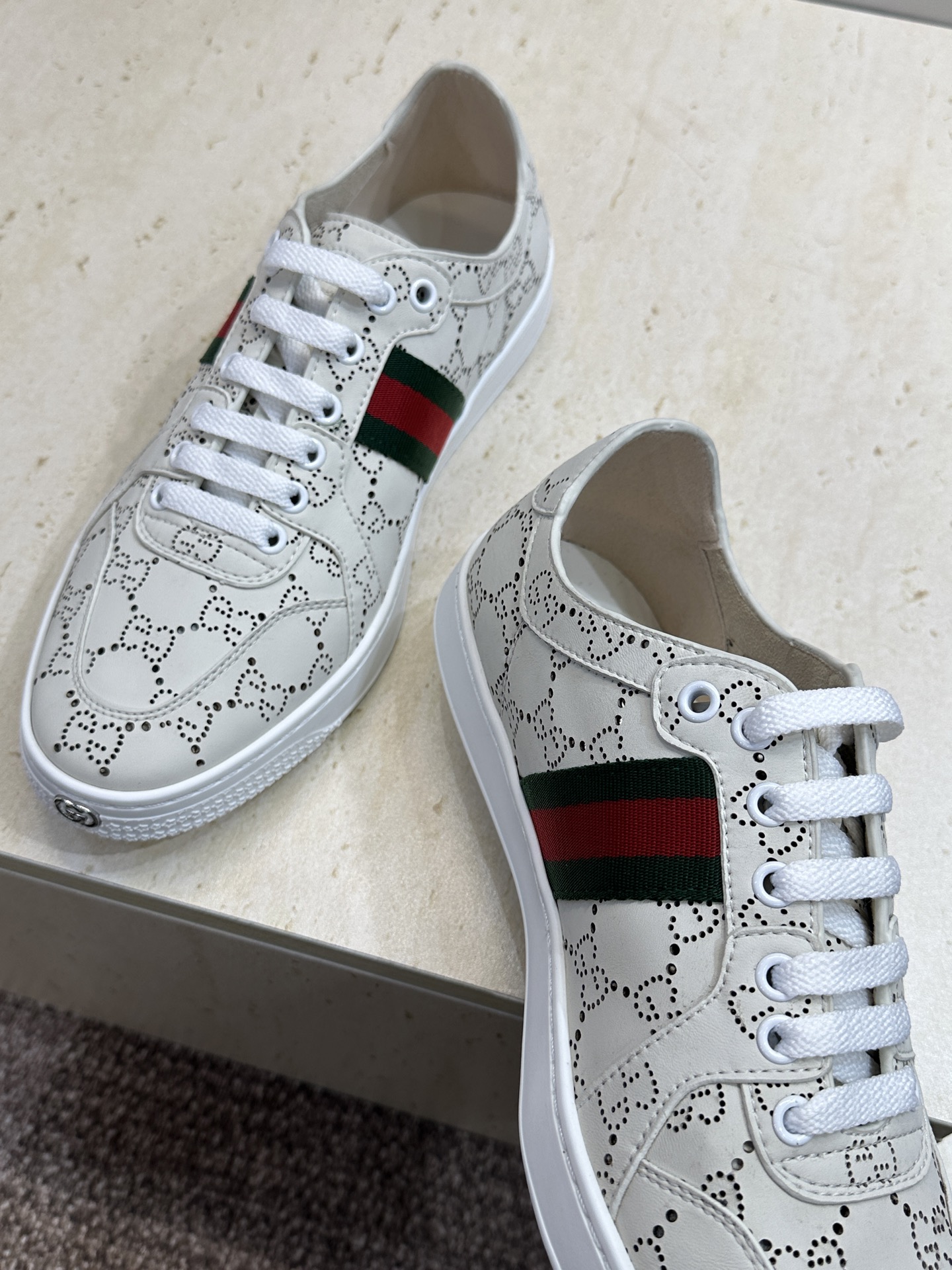 (配全套飞机盒)Gucci 古驰 2026春夏情侣新款系带冲孔休闲运动鞋 G家字母logo拼色平底就圆头