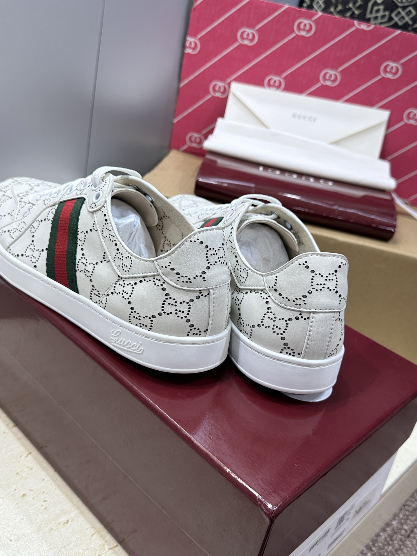 (配全套飞机盒)Gucci 古驰 2026春夏情侣新款系带冲孔休闲运动鞋 G家字母logo拼色平底就圆头