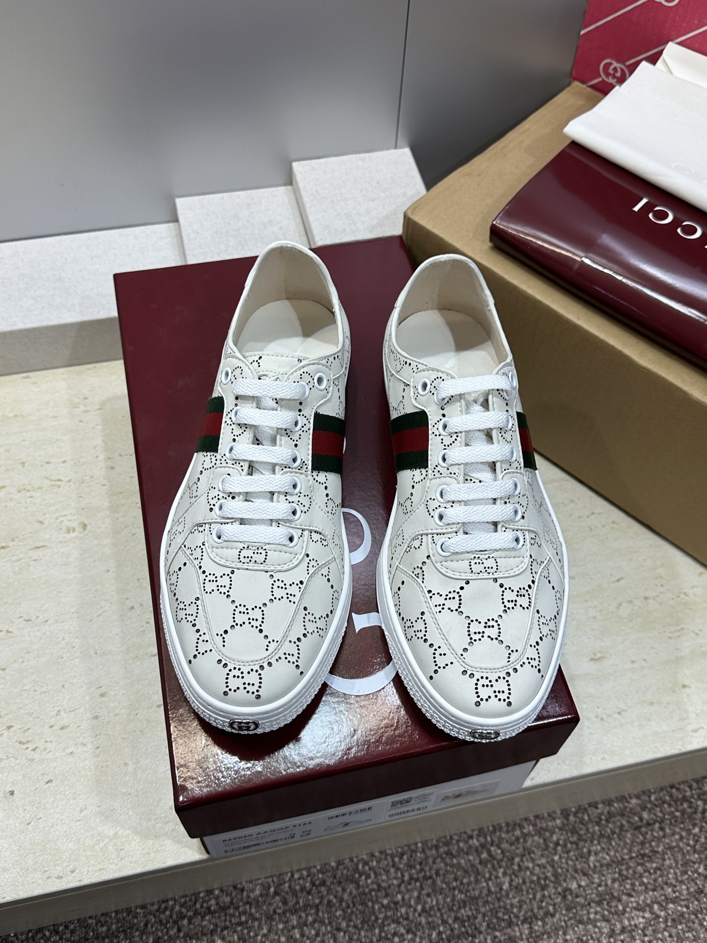 (配全套飞机盒)Gucci 古驰 2026春夏情侣新款系带冲孔休闲运动鞋 G家字母logo拼色平底就圆头