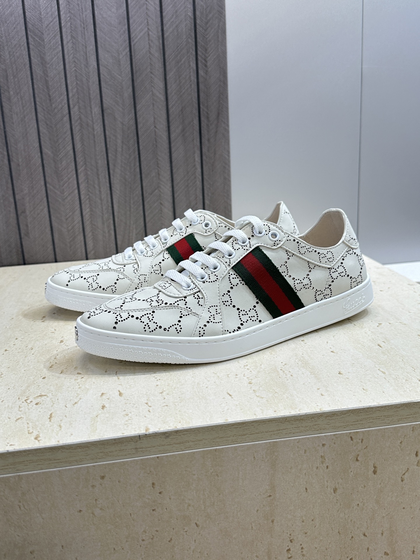 (配全套飞机盒)Gucci 古驰 2026春夏情侣新款系带冲孔休闲运动鞋 G家字母logo拼色平底就圆头