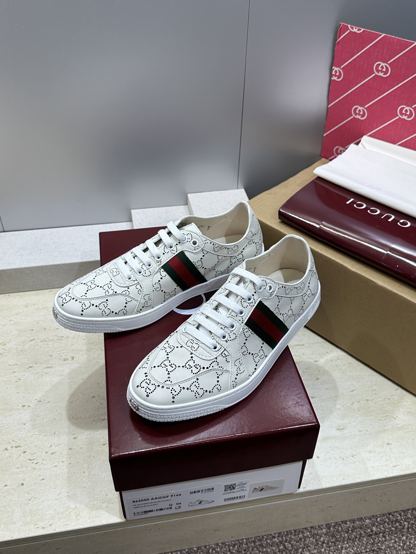 (配全套飞机盒)Gucci 古驰 2026春夏情侣新款系带冲孔休闲运动鞋 G家字母logo拼色平底就圆头