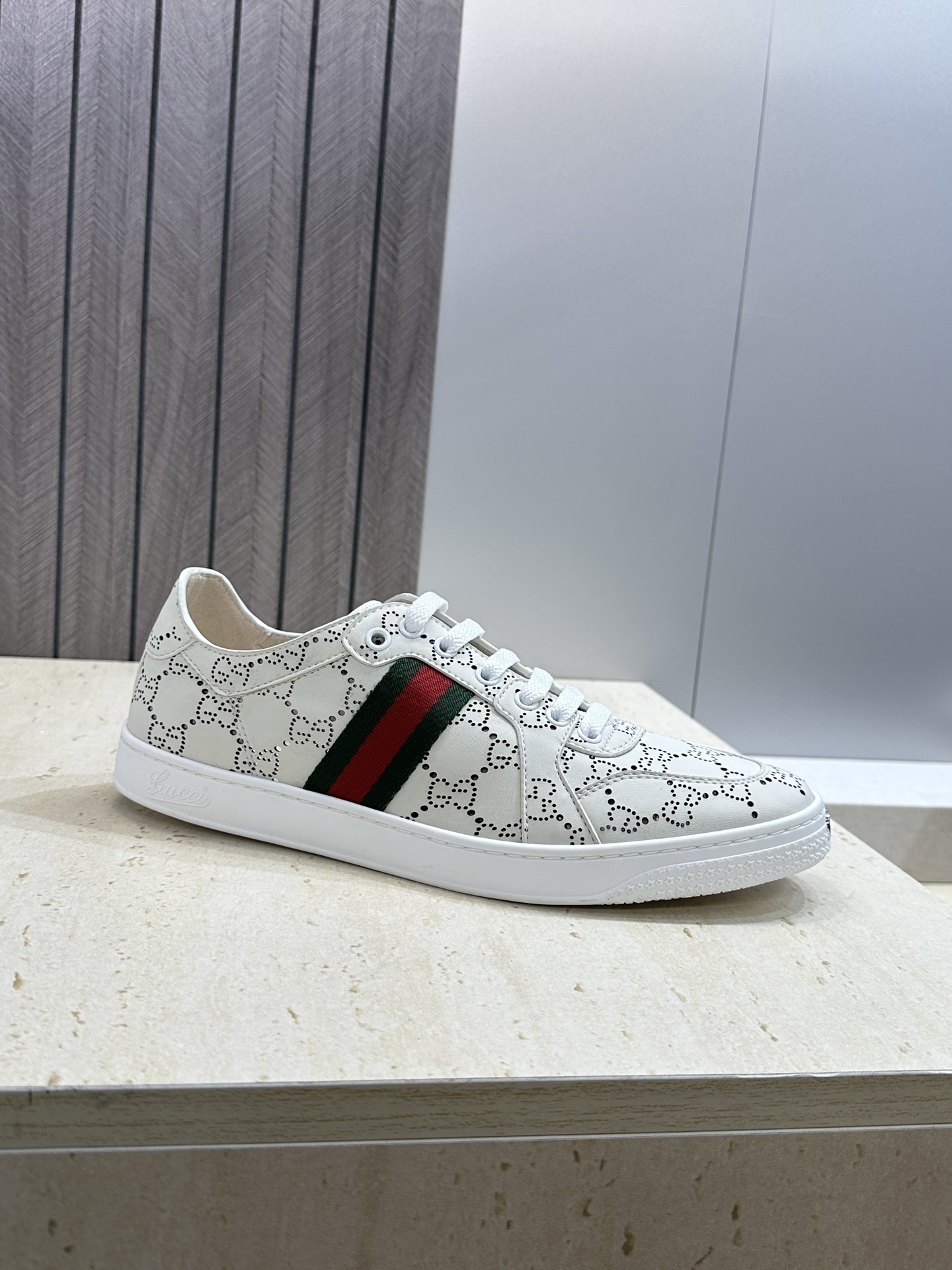 (配全套飞机盒)Gucci 古驰 2026春夏情侣新款系带冲孔休闲运动鞋 G家字母logo拼色平底就圆头