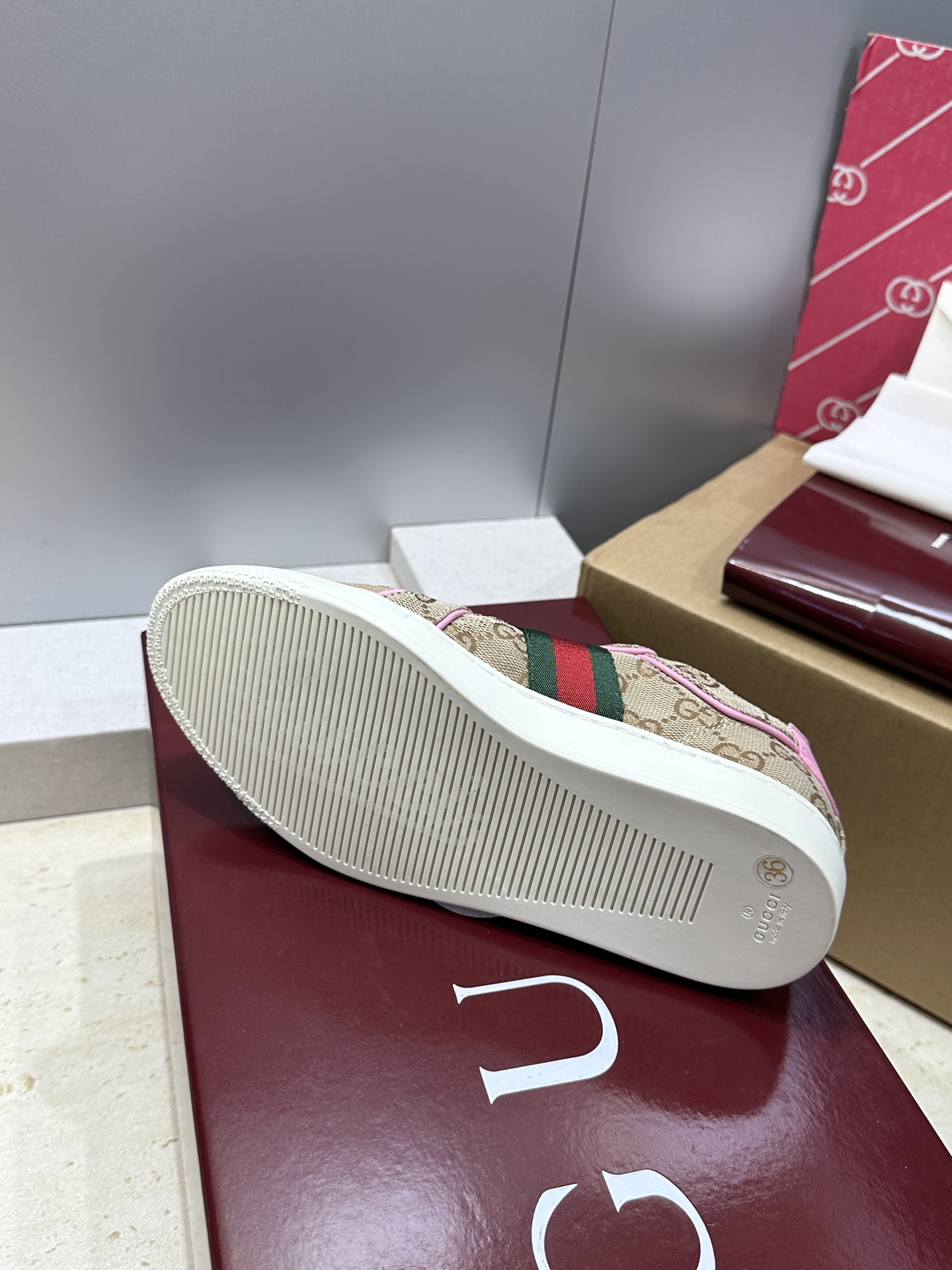 (配全套飞机盒)Gucci 古驰 2026春夏情侣新款系带冲孔休闲运动鞋 G家字母logo拼色平底就圆头