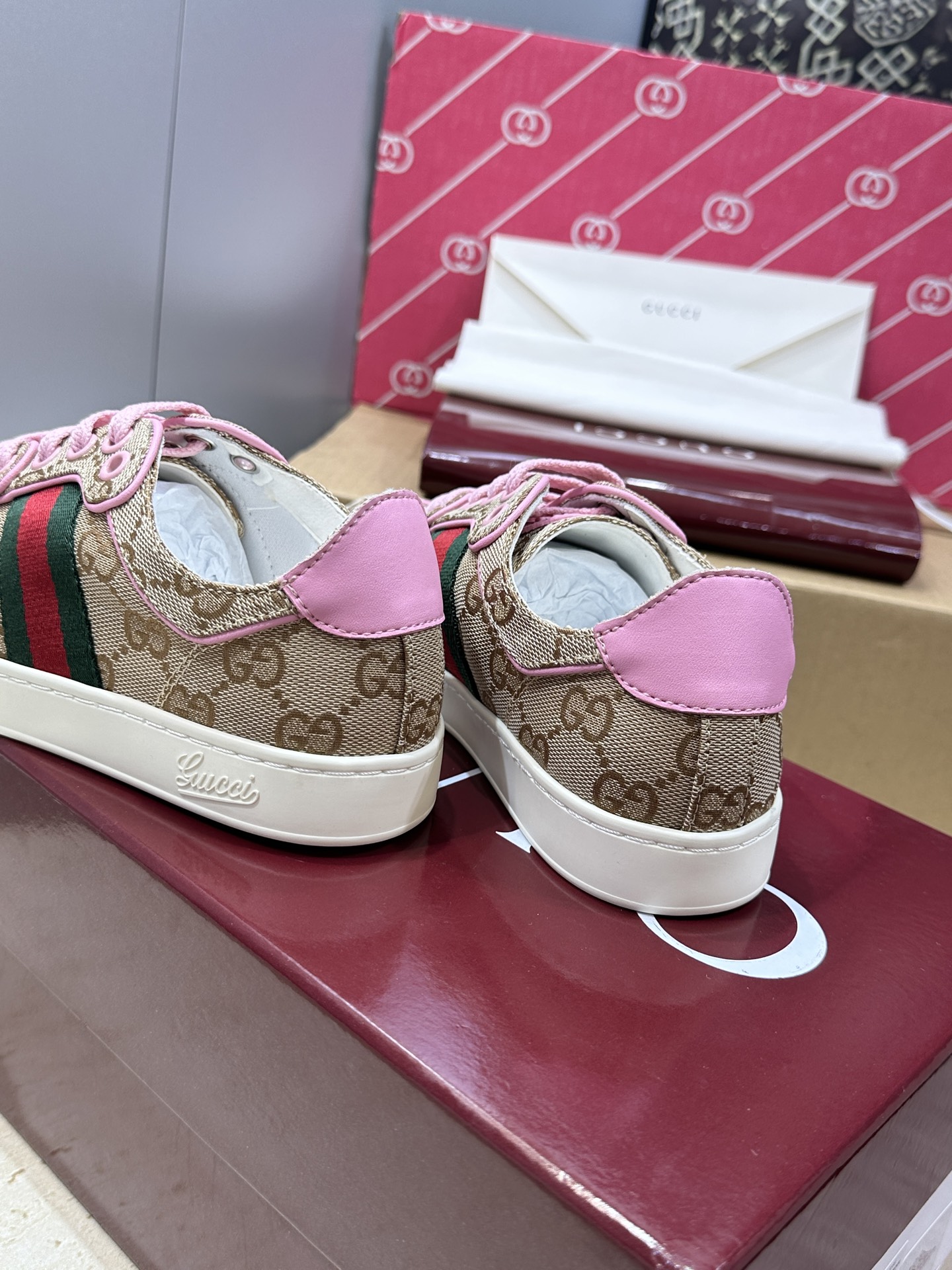(配全套飞机盒)Gucci 古驰 2026春夏情侣新款系带冲孔休闲运动鞋 G家字母logo拼色平底就圆头