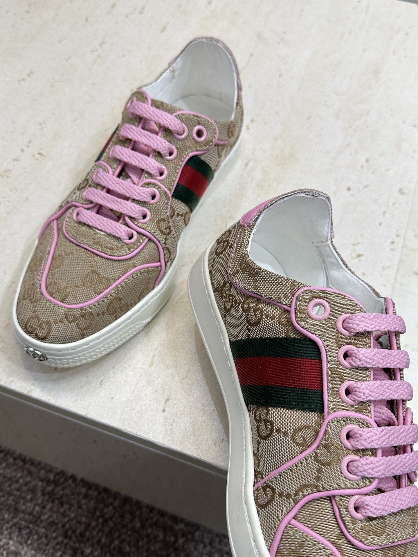 (配全套飞机盒)Gucci 古驰 2026春夏情侣新款系带冲孔休闲运动鞋 G家字母logo拼色平底就圆头