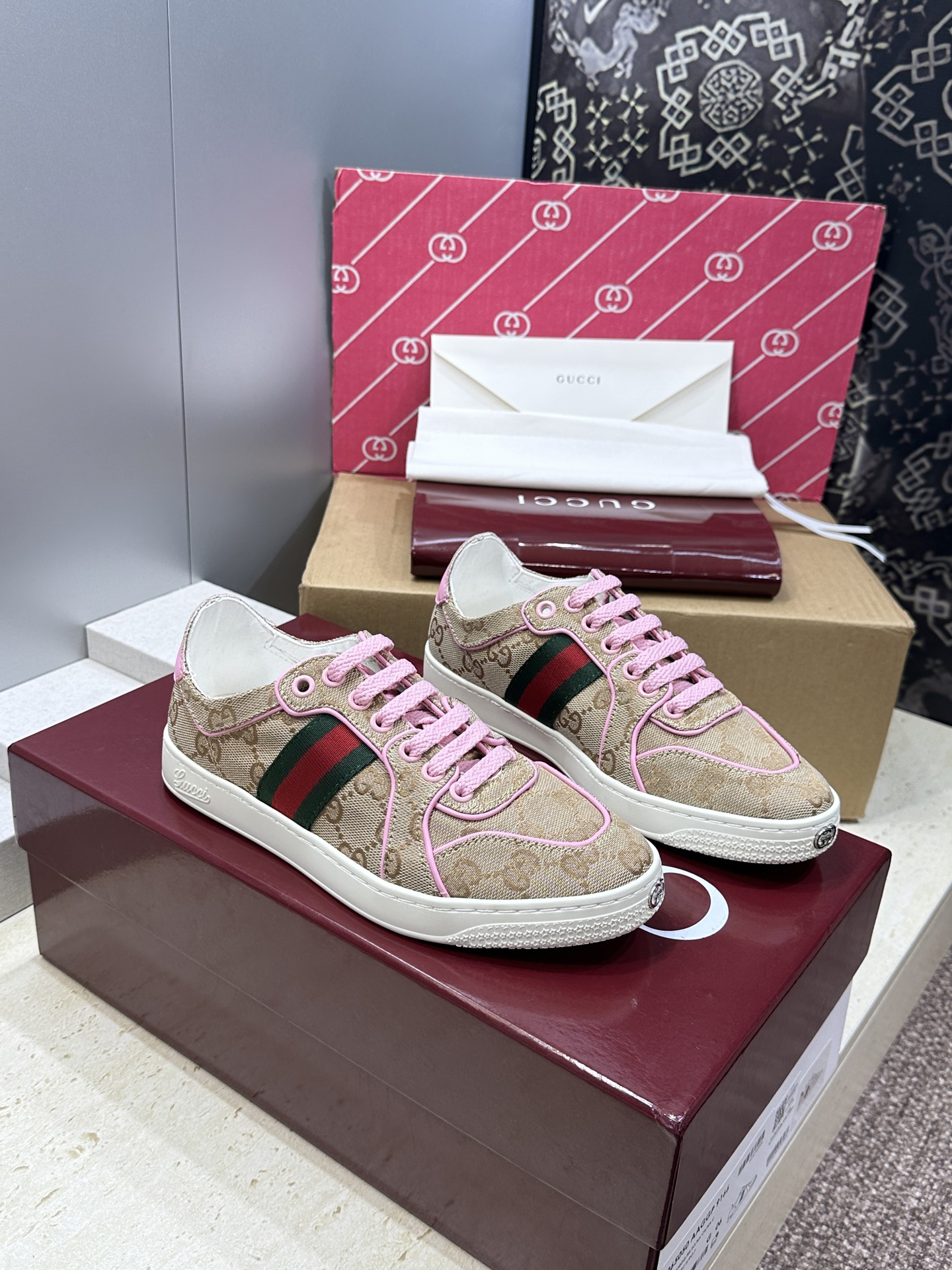 (配全套飞机盒)Gucci 古驰 2026春夏情侣新款系带冲孔休闲运动鞋 G家字母logo拼色平底就圆头