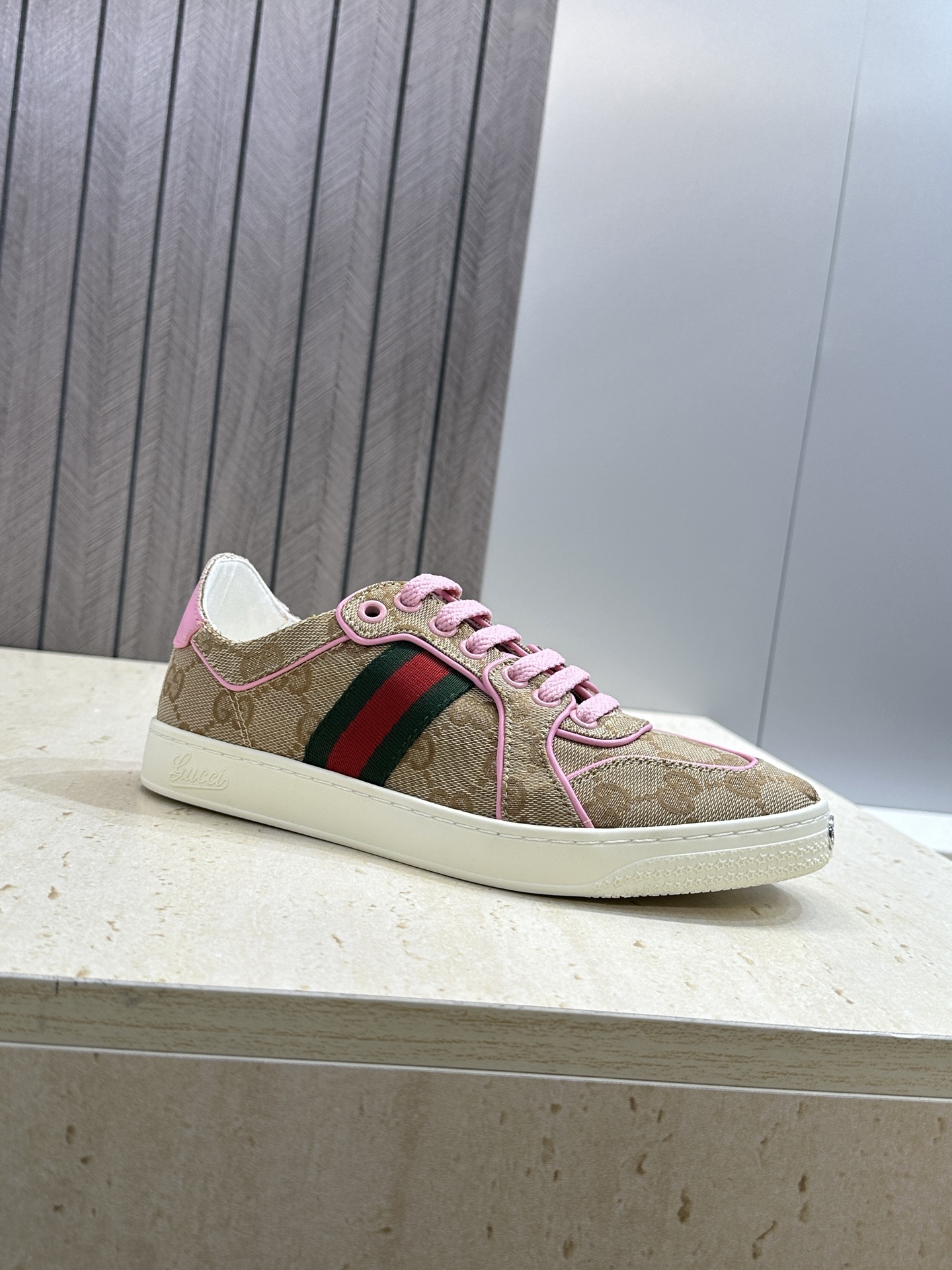(配全套飞机盒)Gucci 古驰 2026春夏情侣新款系带冲孔休闲运动鞋 G家字母logo拼色平底就圆头