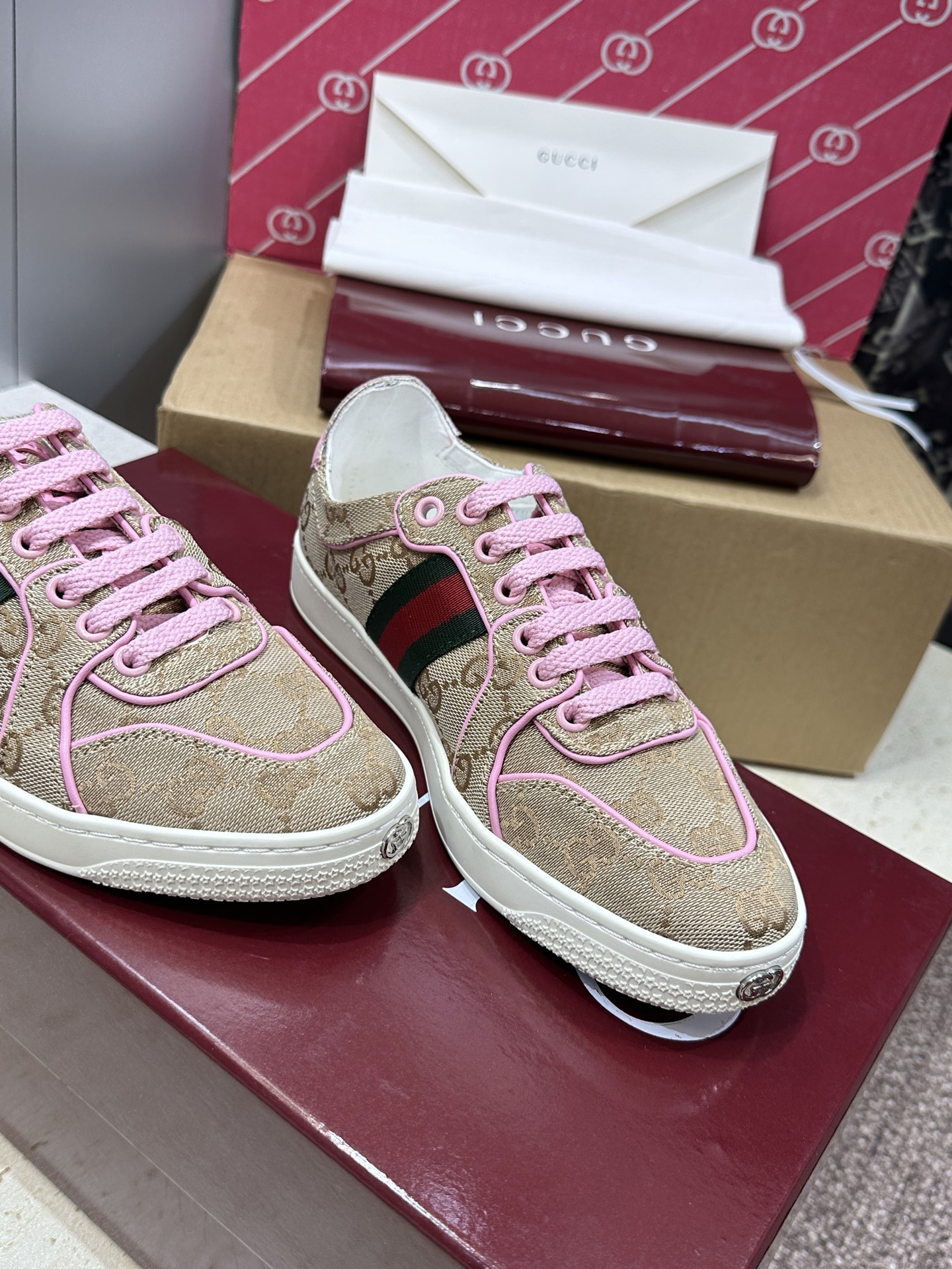 (配全套飞机盒)Gucci 古驰 2026春夏情侣新款系带冲孔休闲运动鞋 G家字母logo拼色平底就圆头