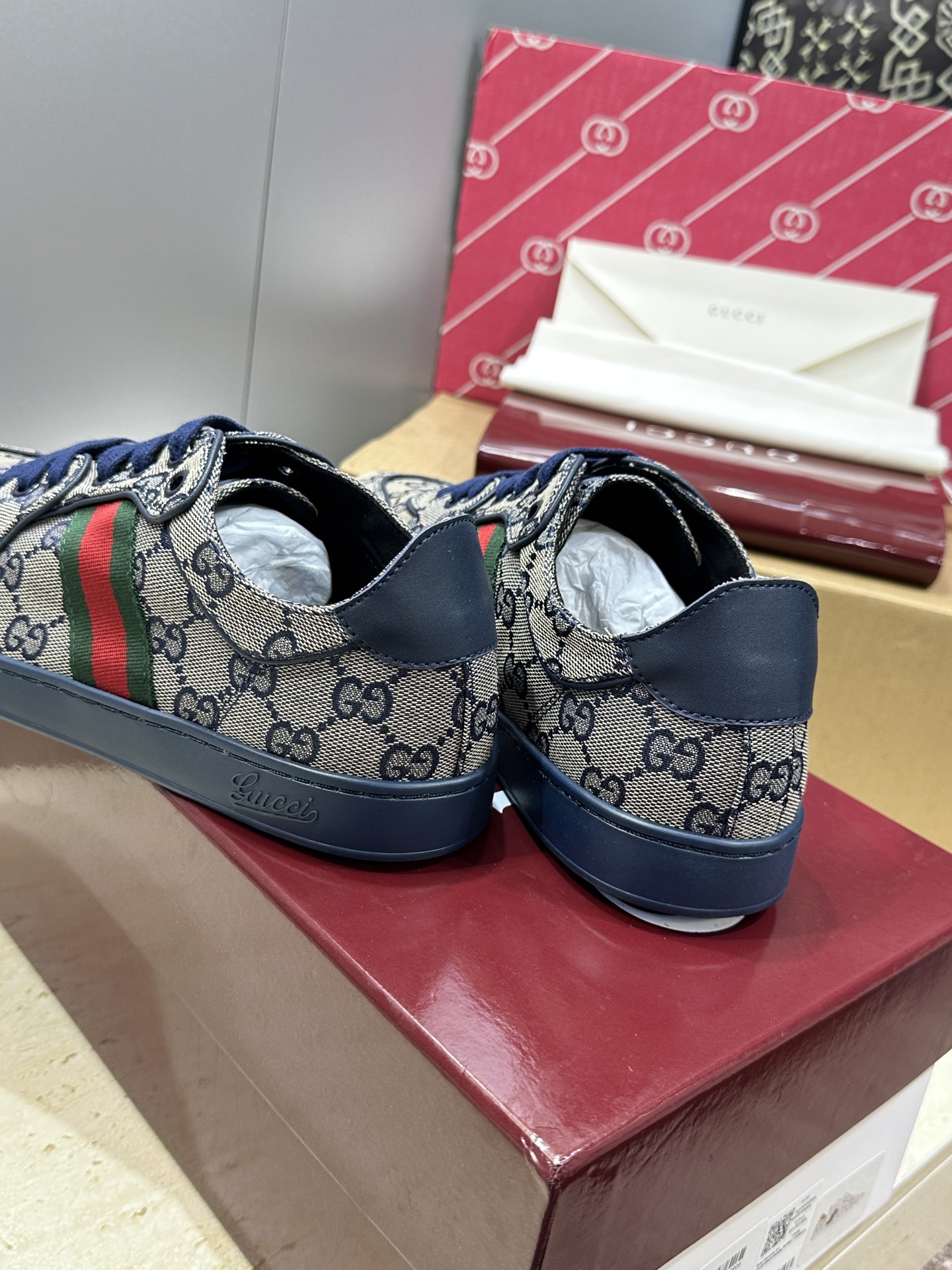 (配全套飞机盒)Gucci 古驰 2026春夏情侣新款系带冲孔休闲运动鞋 G家字母logo拼色平底就圆头