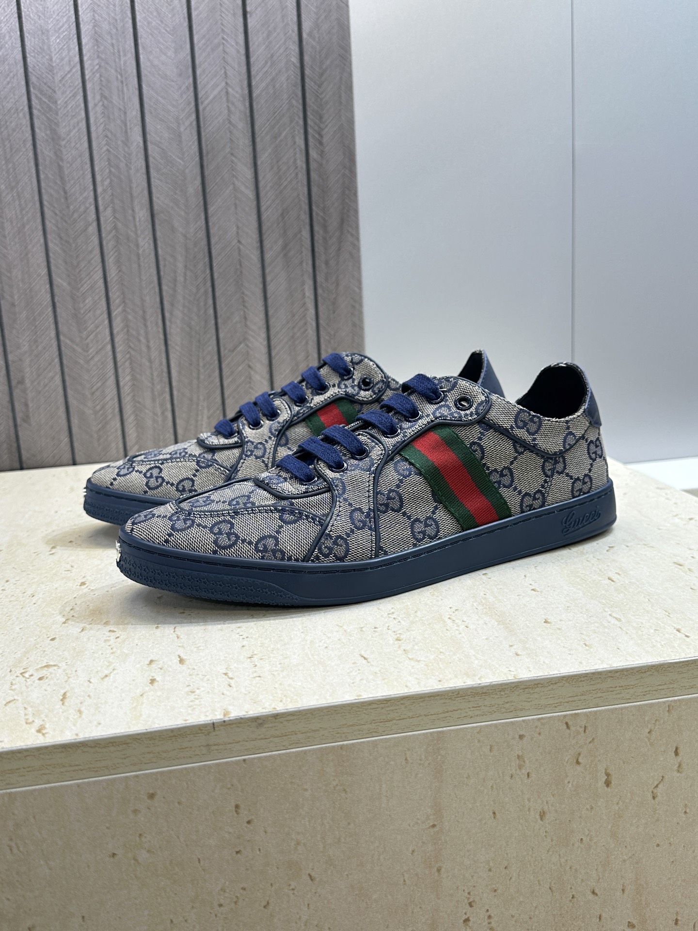 (配全套飞机盒)Gucci 古驰 2026春夏情侣新款系带冲孔休闲运动鞋 G家字母logo拼色平底就圆头