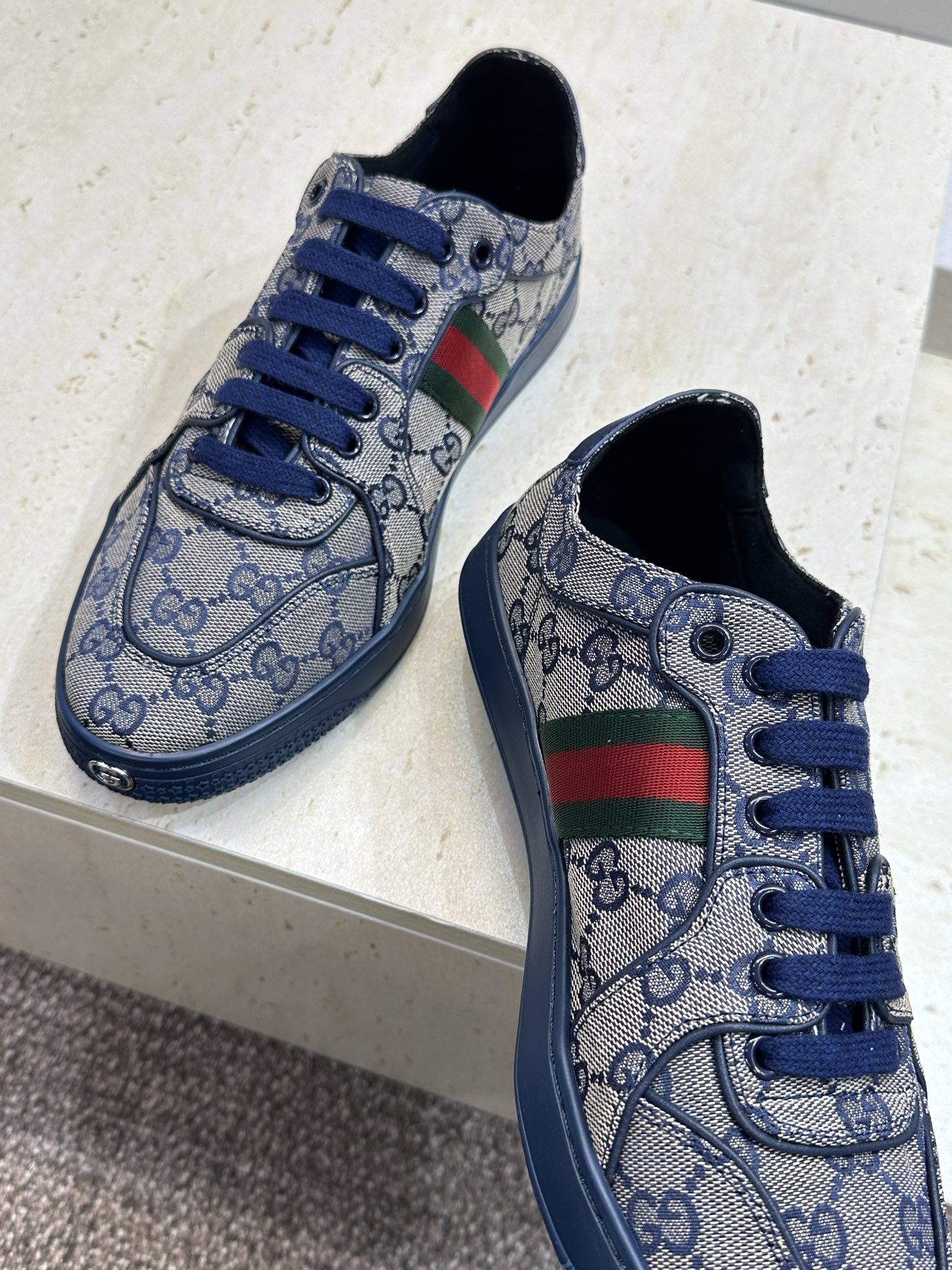 (配全套飞机盒)Gucci 古驰 2026春夏情侣新款系带冲孔休闲运动鞋 G家字母logo拼色平底就圆头