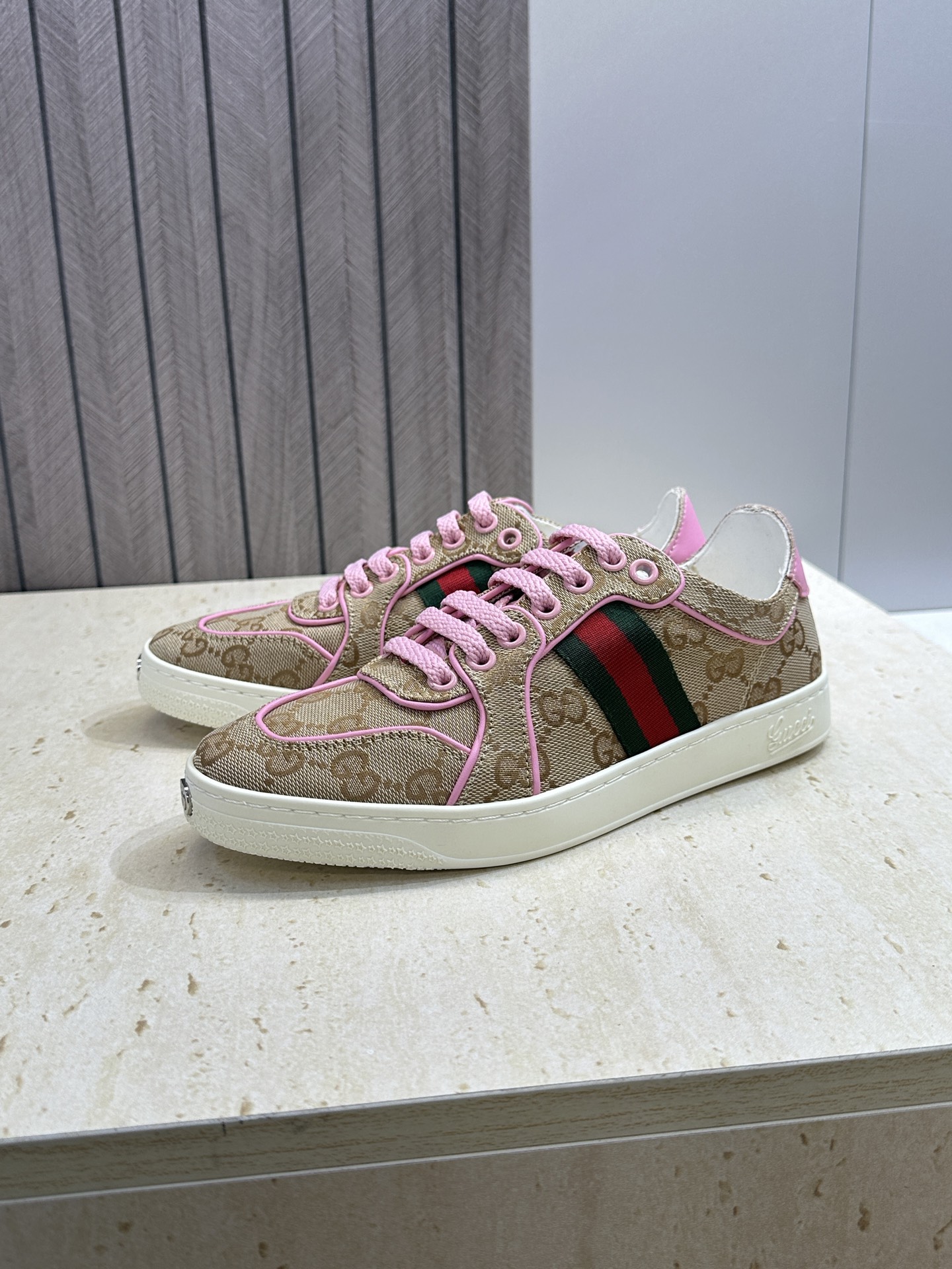 (配全套飞机盒)Gucci 古驰 2026春夏情侣新款系带冲孔休闲运动鞋 G家字母logo拼色平底就圆头