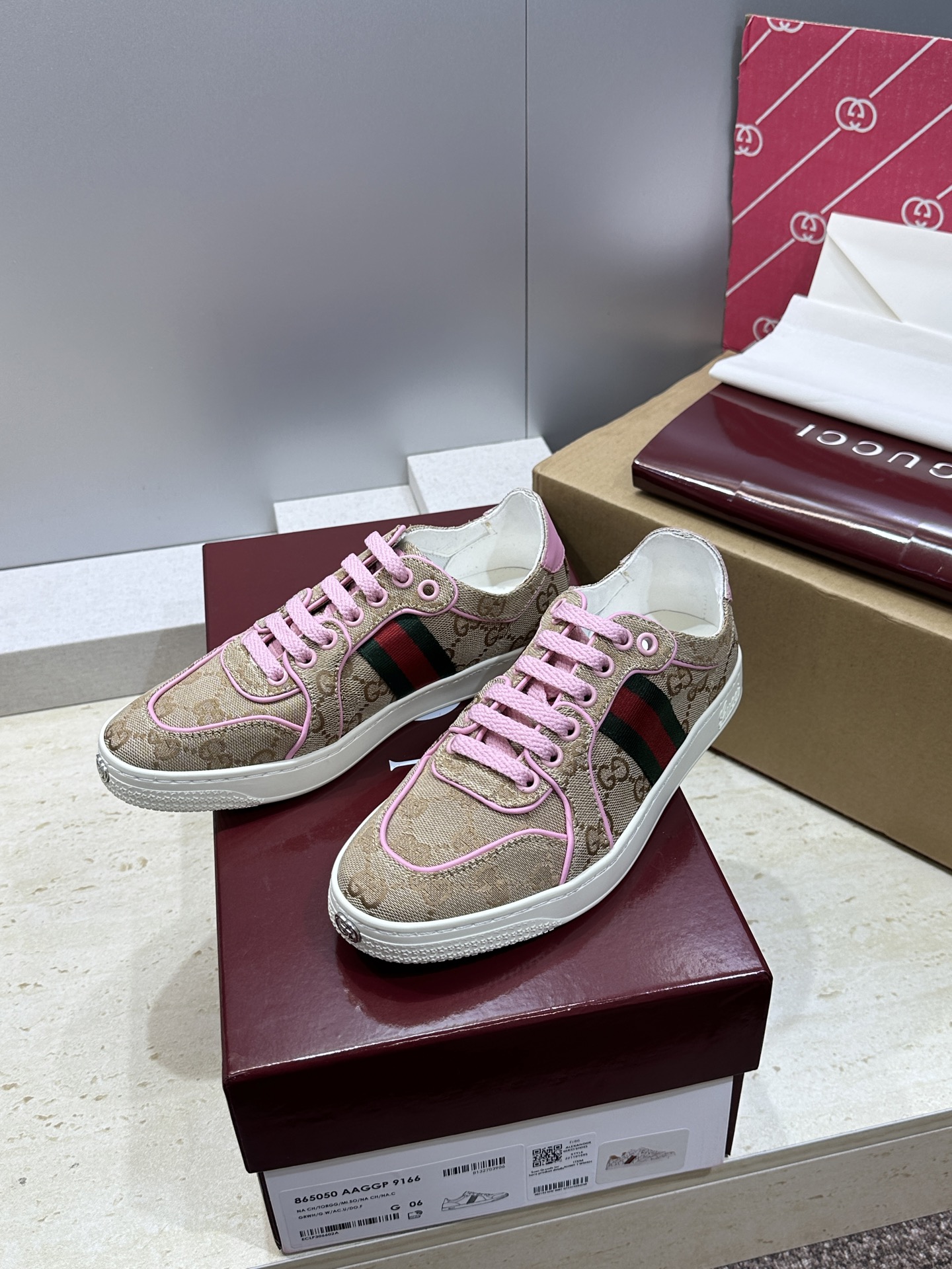 (配全套飞机盒)Gucci 古驰 2026春夏情侣新款系带冲孔休闲运动鞋 G家字母logo拼色平底就圆头
