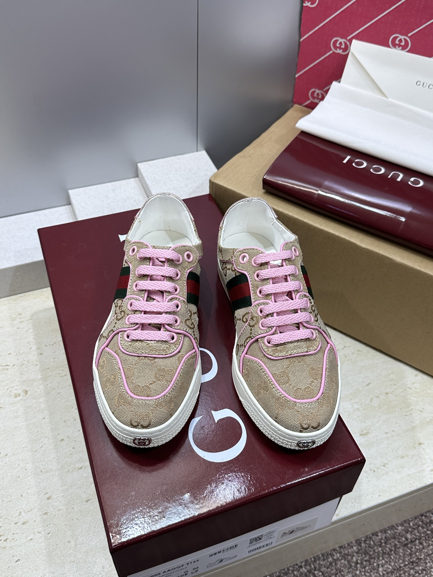 (配全套飞机盒)Gucci 古驰 2026春夏情侣新款系带冲孔休闲运动鞋 G家字母logo拼色平底就圆头
