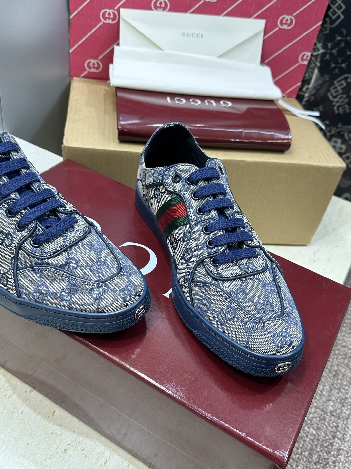(配全套飞机盒)Gucci 古驰 2026春夏情侣新款系带冲孔休闲运动鞋 G家字母logo拼色平底就圆头