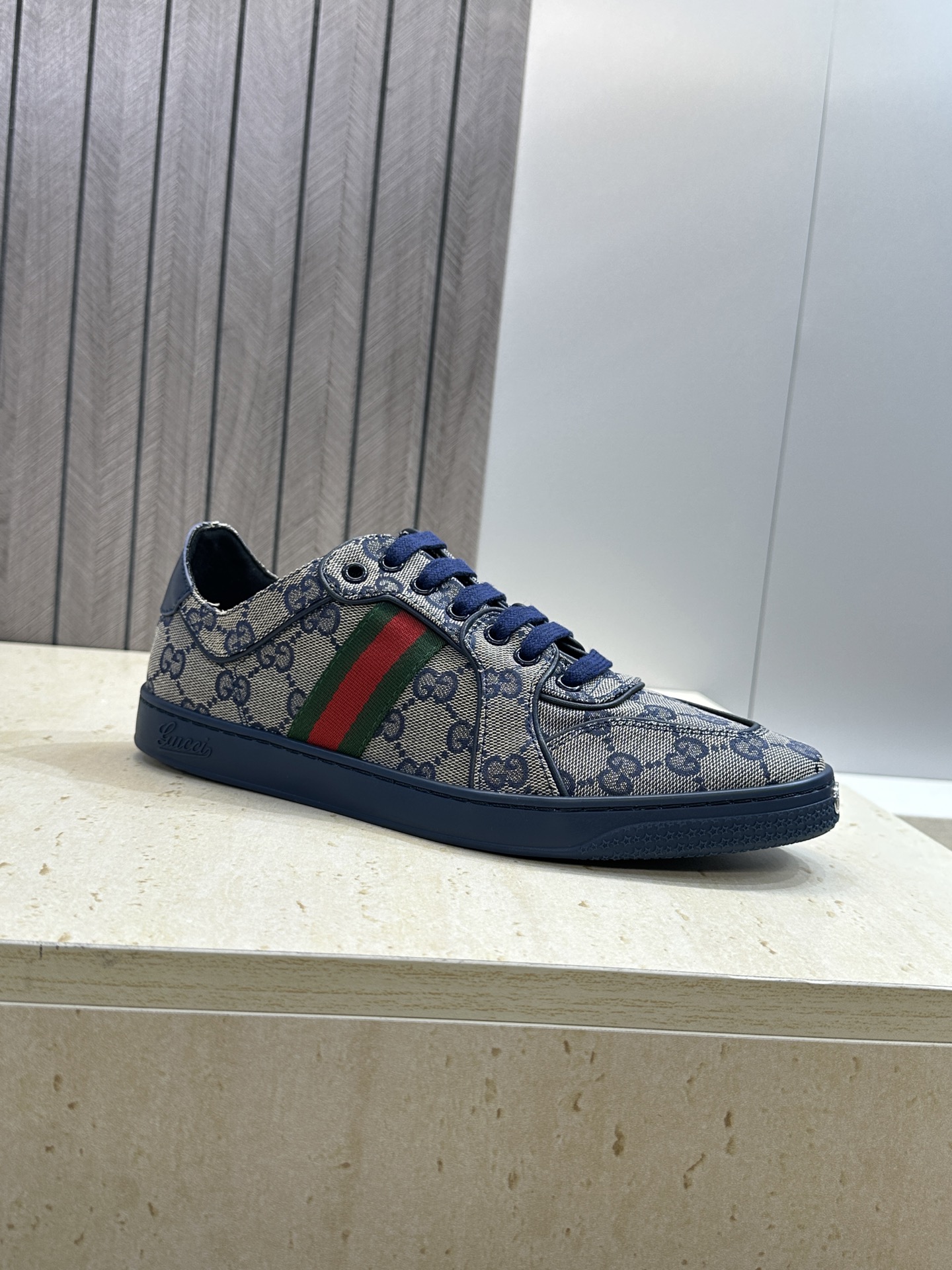 (配全套飞机盒)Gucci 古驰 2026春夏情侣新款系带冲孔休闲运动鞋 G家字母logo拼色平底就圆头