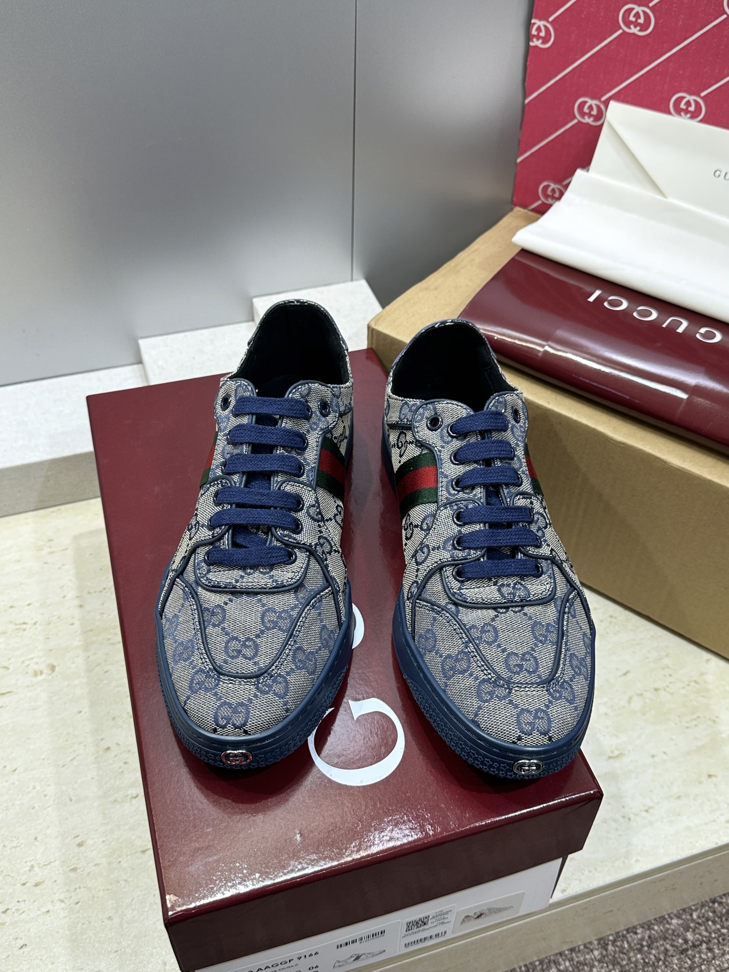 (配全套飞机盒)Gucci 古驰 2026春夏情侣新款系带冲孔休闲运动鞋 G家字母logo拼色平底就圆头