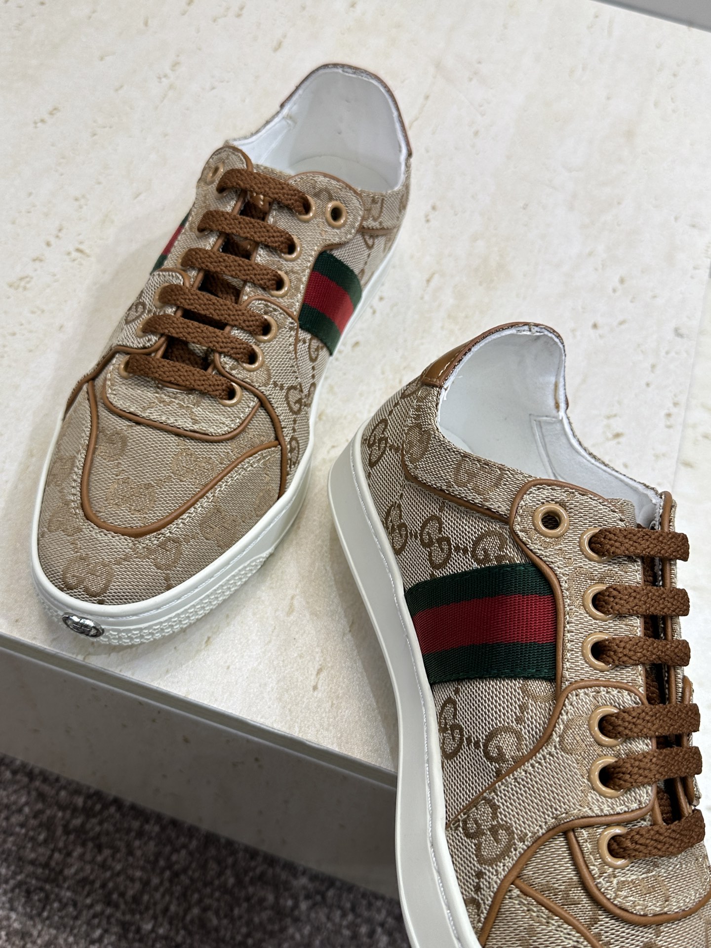 (配全套飞机盒)Gucci 古驰 2026春夏情侣新款系带冲孔休闲运动鞋 G家字母logo拼色平底就圆头