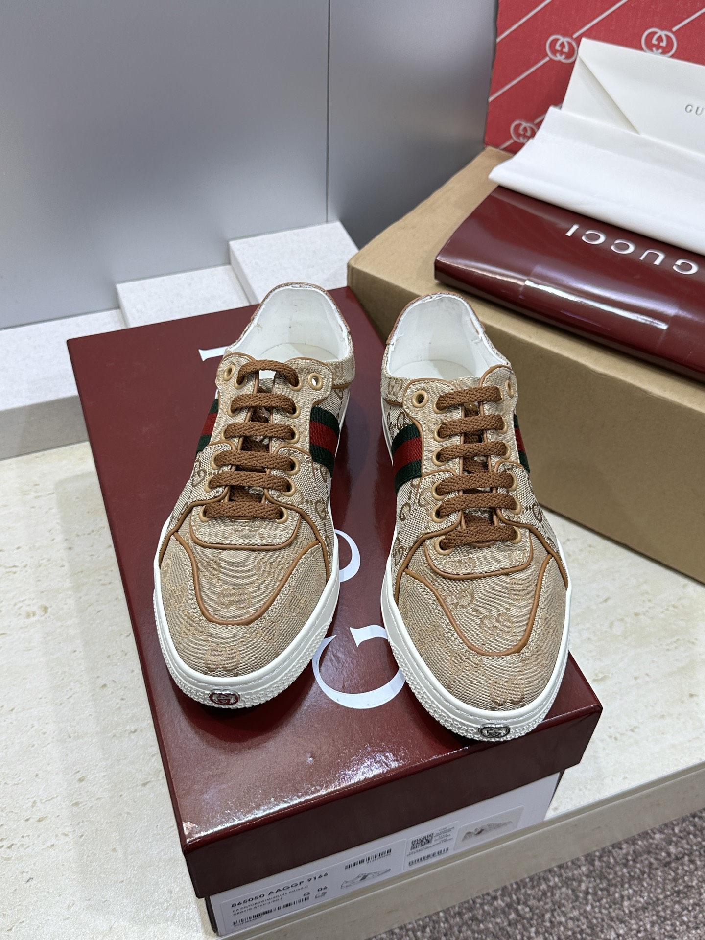(配全套飞机盒)Gucci 古驰 2026春夏情侣新款系带冲孔休闲运动鞋 G家字母logo拼色平底就圆头