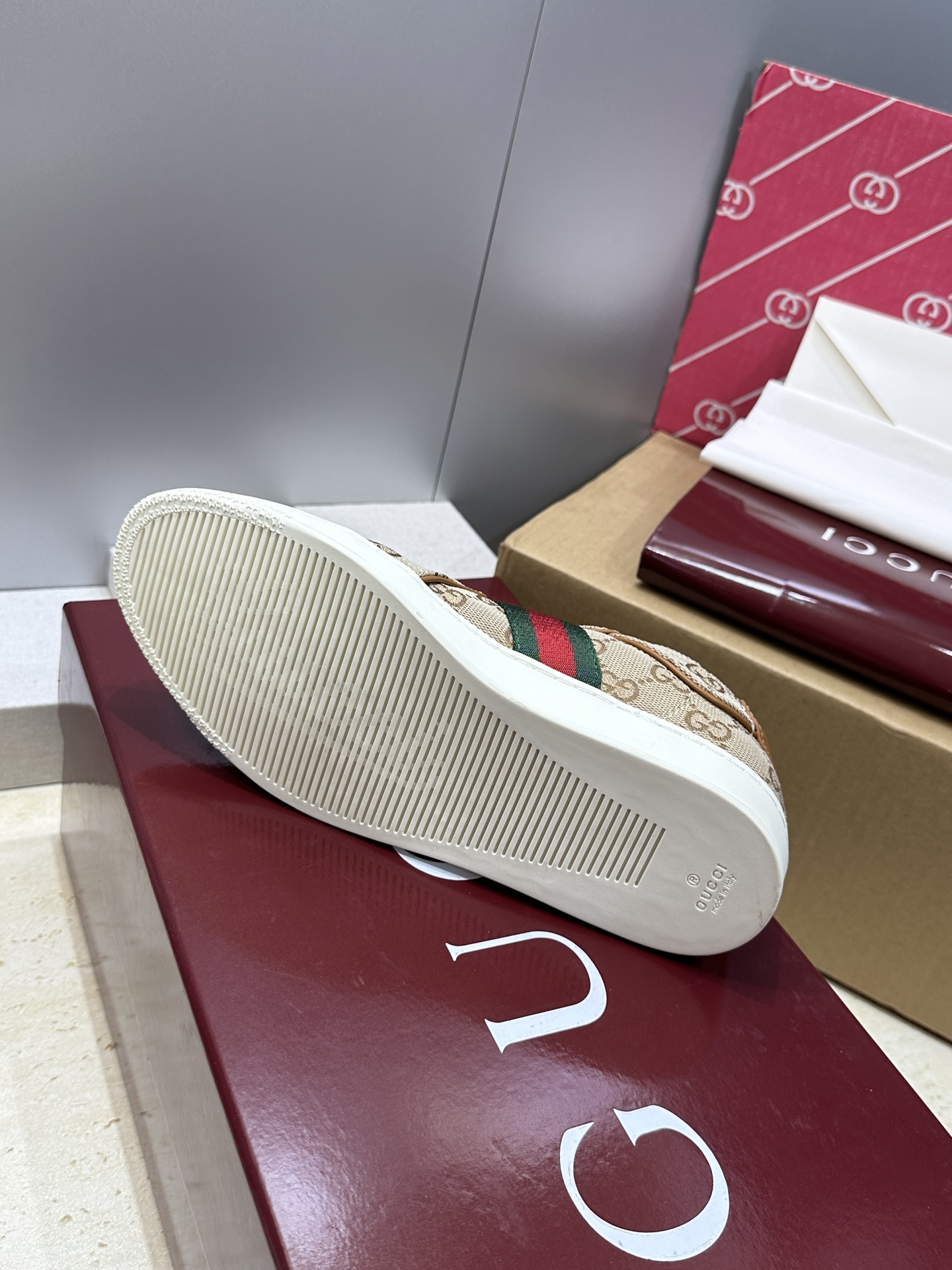 (配全套飞机盒)Gucci 古驰 2026春夏情侣新款系带冲孔休闲运动鞋 G家字母logo拼色平底就圆头