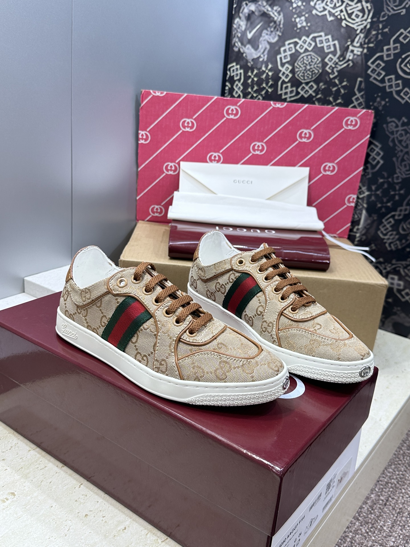 (配全套飞机盒)Gucci 古驰 2026春夏情侣新款系带冲孔休闲运动鞋 G家字母logo拼色平底就圆头
