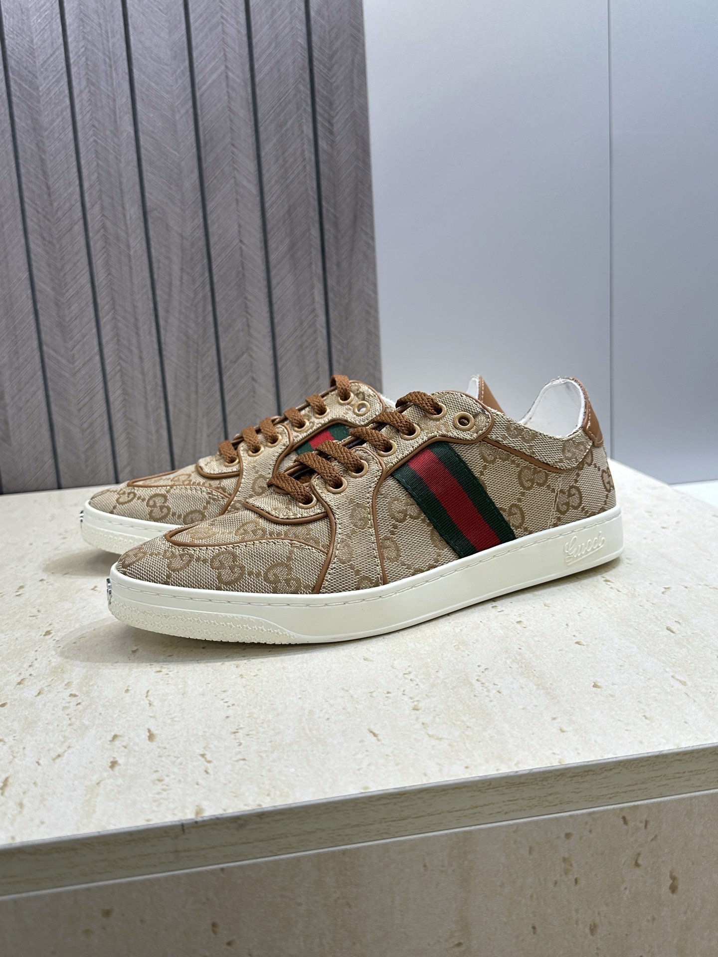 (配全套飞机盒)Gucci 古驰 2026春夏情侣新款系带冲孔休闲运动鞋 G家字母logo拼色平底就圆头