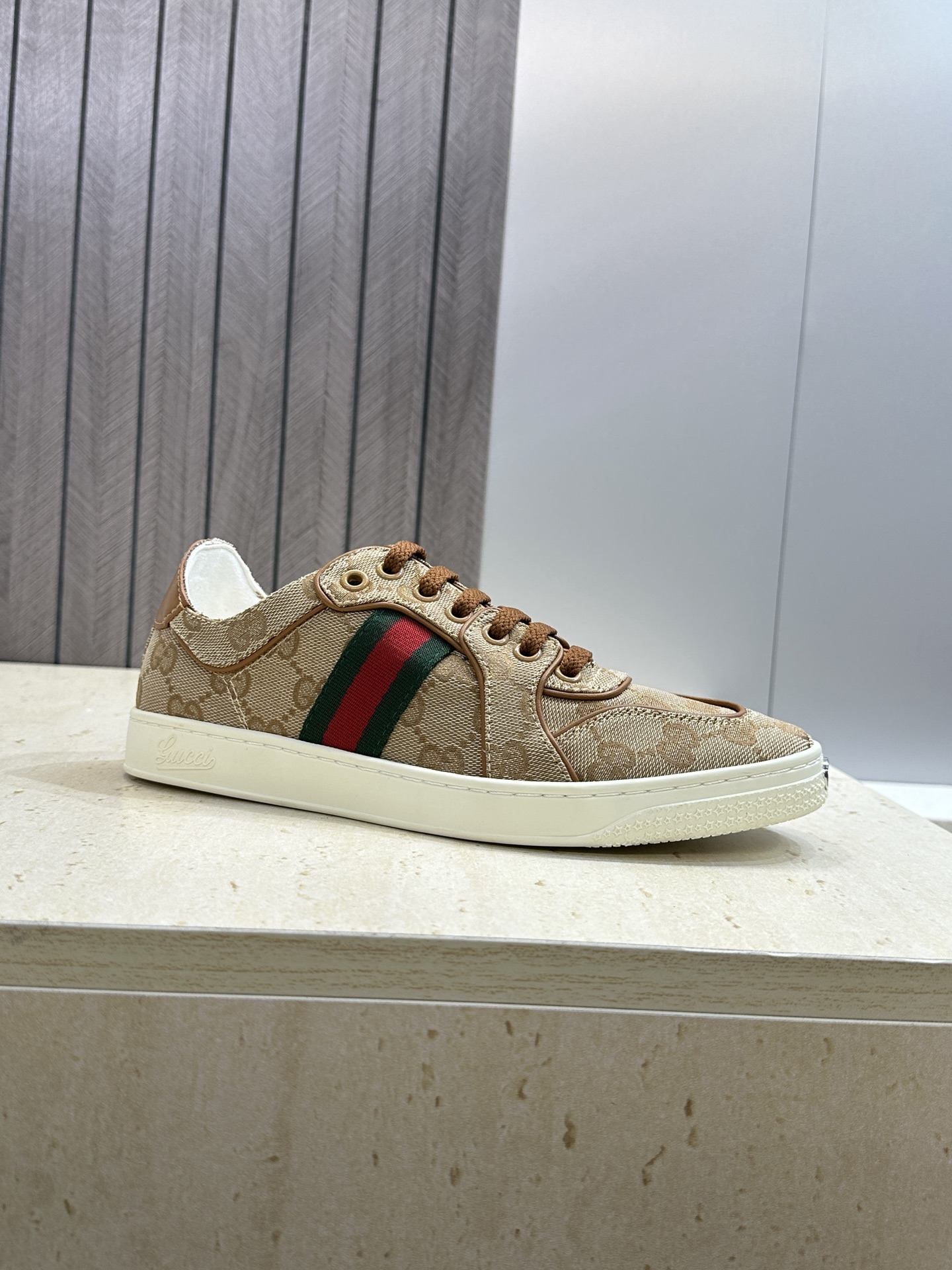 (配全套飞机盒)Gucci 古驰 2026春夏情侣新款系带冲孔休闲运动鞋 G家字母logo拼色平底就圆头