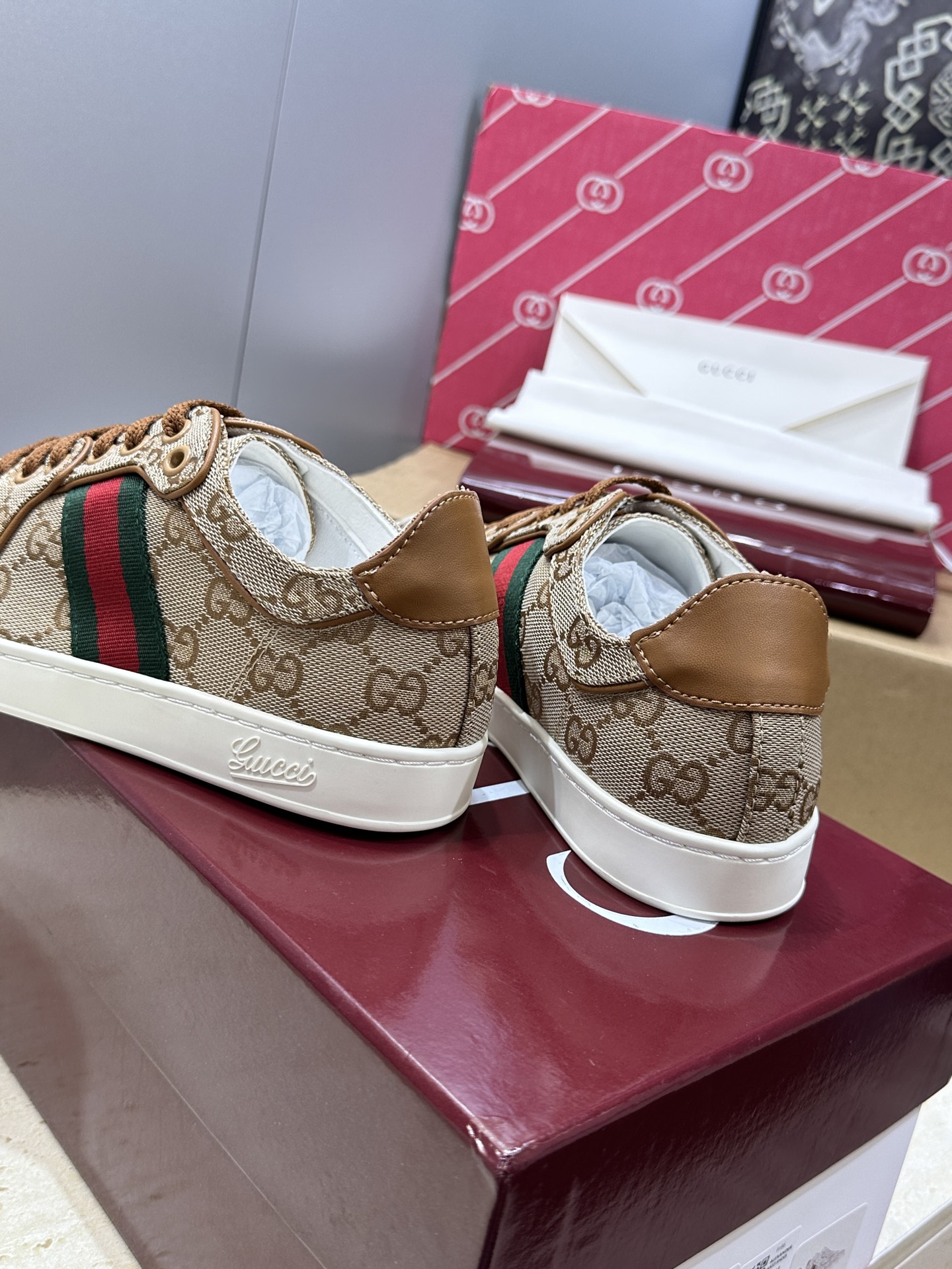 (配全套飞机盒)Gucci 古驰 2026春夏情侣新款系带冲孔休闲运动鞋 G家字母logo拼色平底就圆头