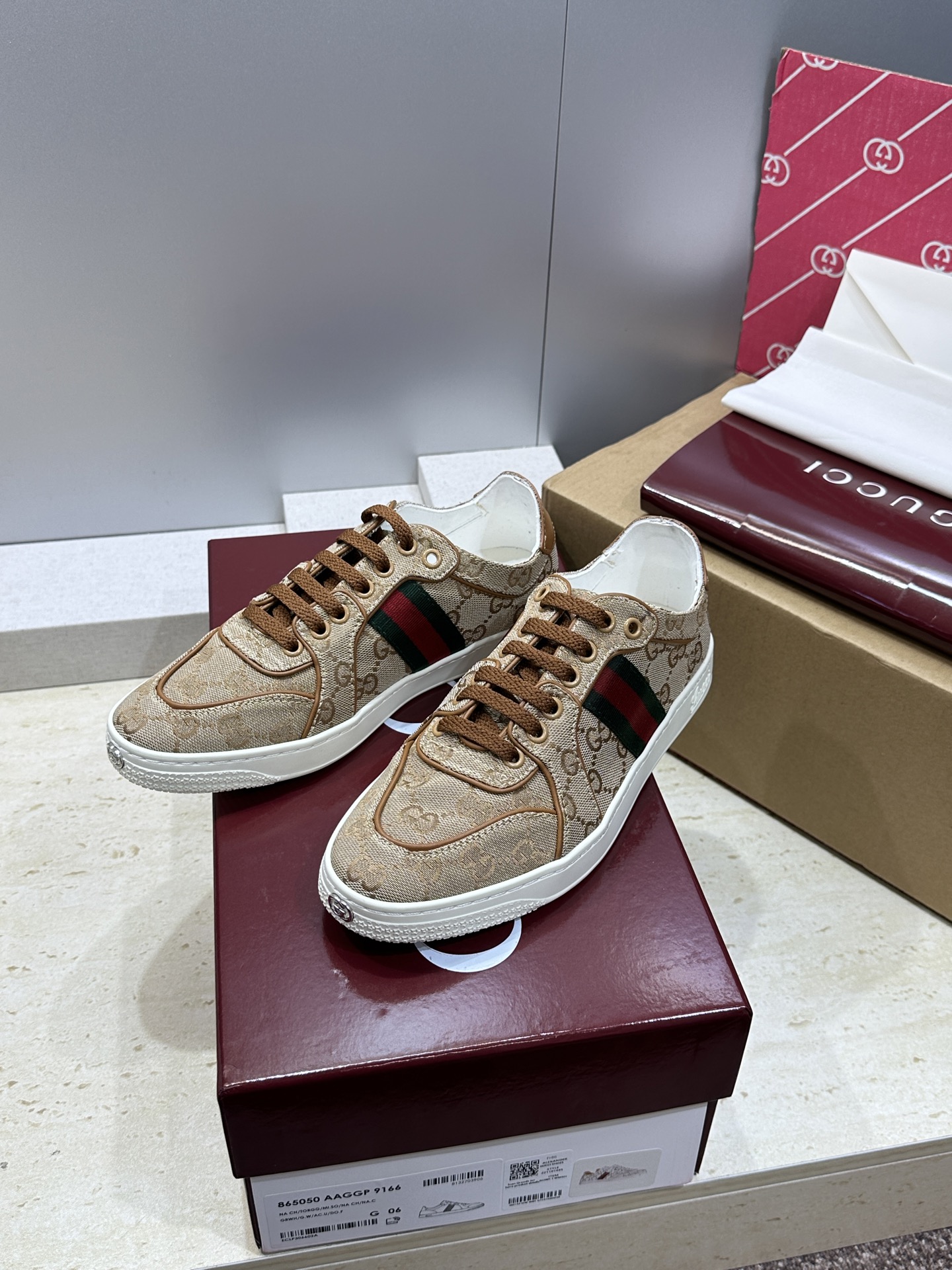 (配全套飞机盒)Gucci 古驰 2026春夏情侣新款系带冲孔休闲运动鞋 G家字母logo拼色平底就圆头