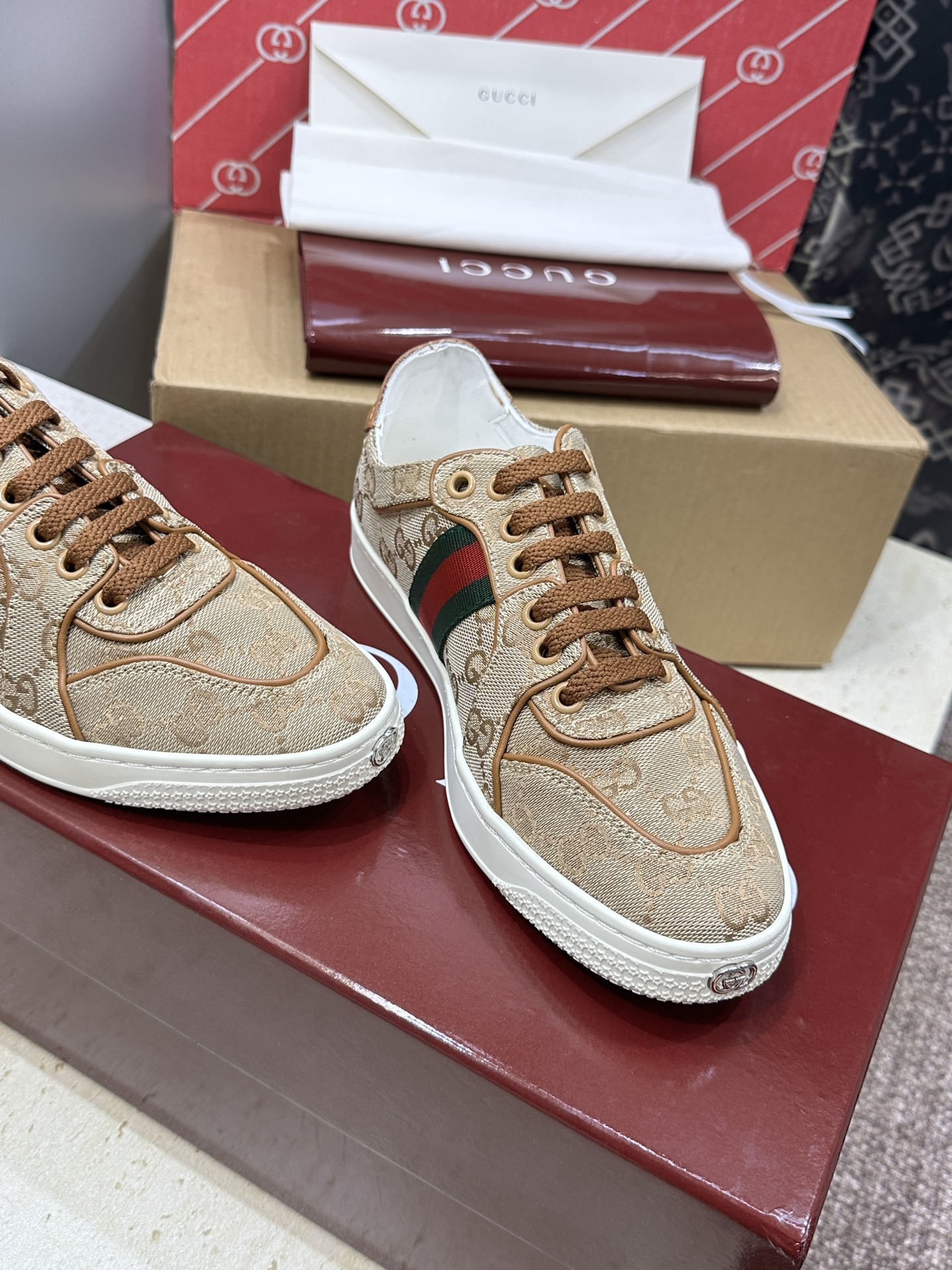 (配全套飞机盒)Gucci 古驰 2026春夏情侣新款系带冲孔休闲运动鞋 G家字母logo拼色平底就圆头