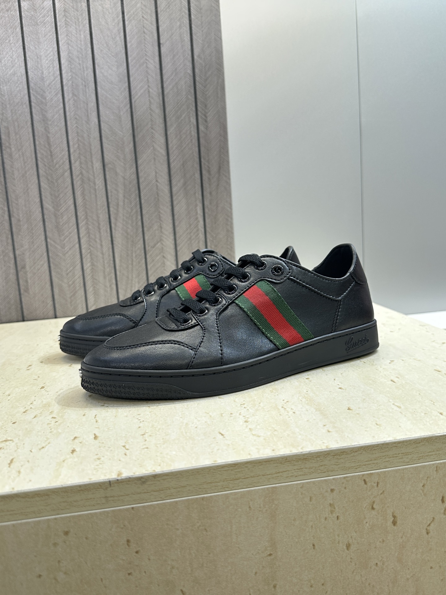 (配全套飞机盒)Gucci 古驰 2026春夏情侣新款系带冲孔休闲运动鞋 G家字母logo拼色平底就圆头