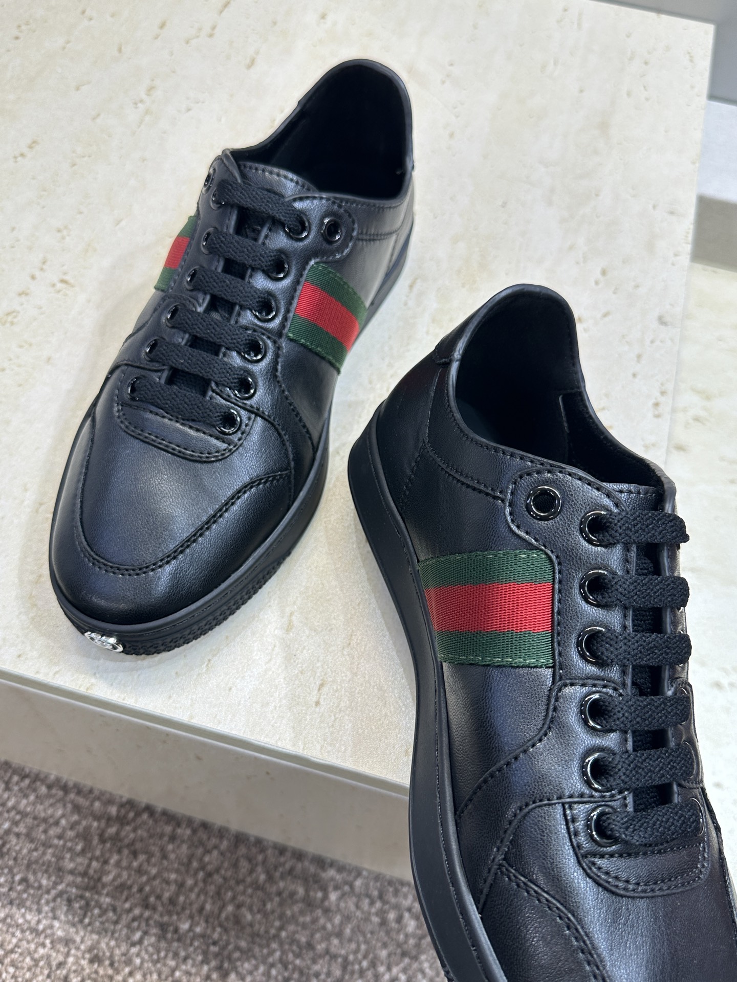 (配全套飞机盒)Gucci 古驰 2026春夏情侣新款系带冲孔休闲运动鞋 G家字母logo拼色平底就圆头