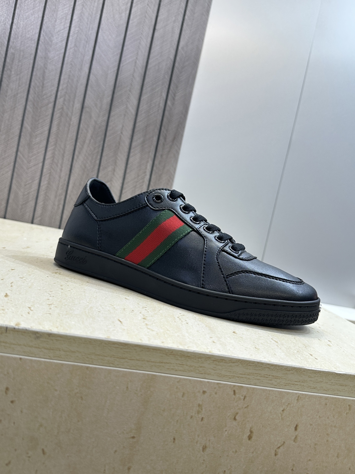 (配全套飞机盒)Gucci 古驰 2026春夏情侣新款系带冲孔休闲运动鞋 G家字母logo拼色平底就圆头